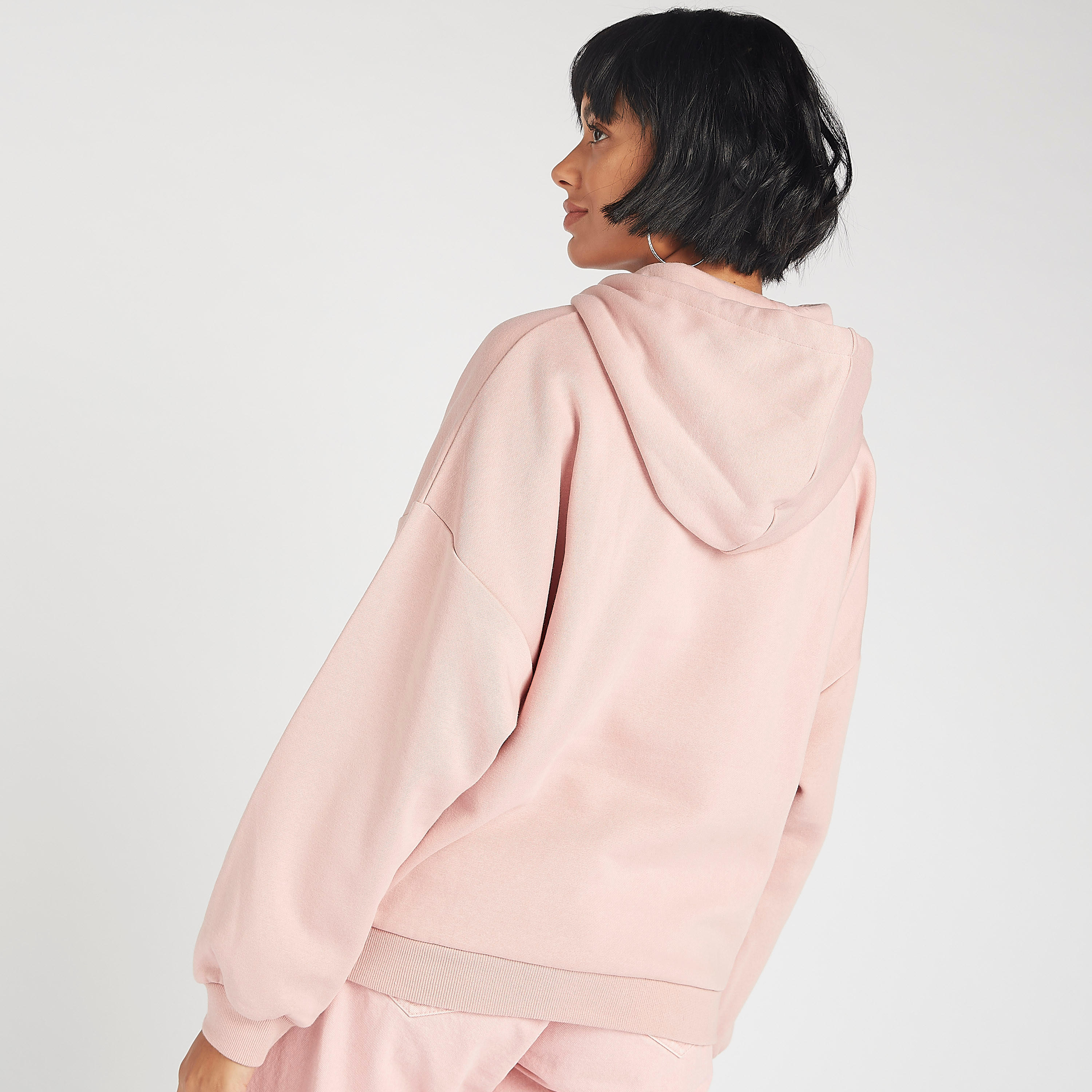 سويت شيرت مستدام بارز الملمس بأكمام طويلة وقبّعة-women-winterwear-hoodiesandsweatshirts-hoodies-image-4