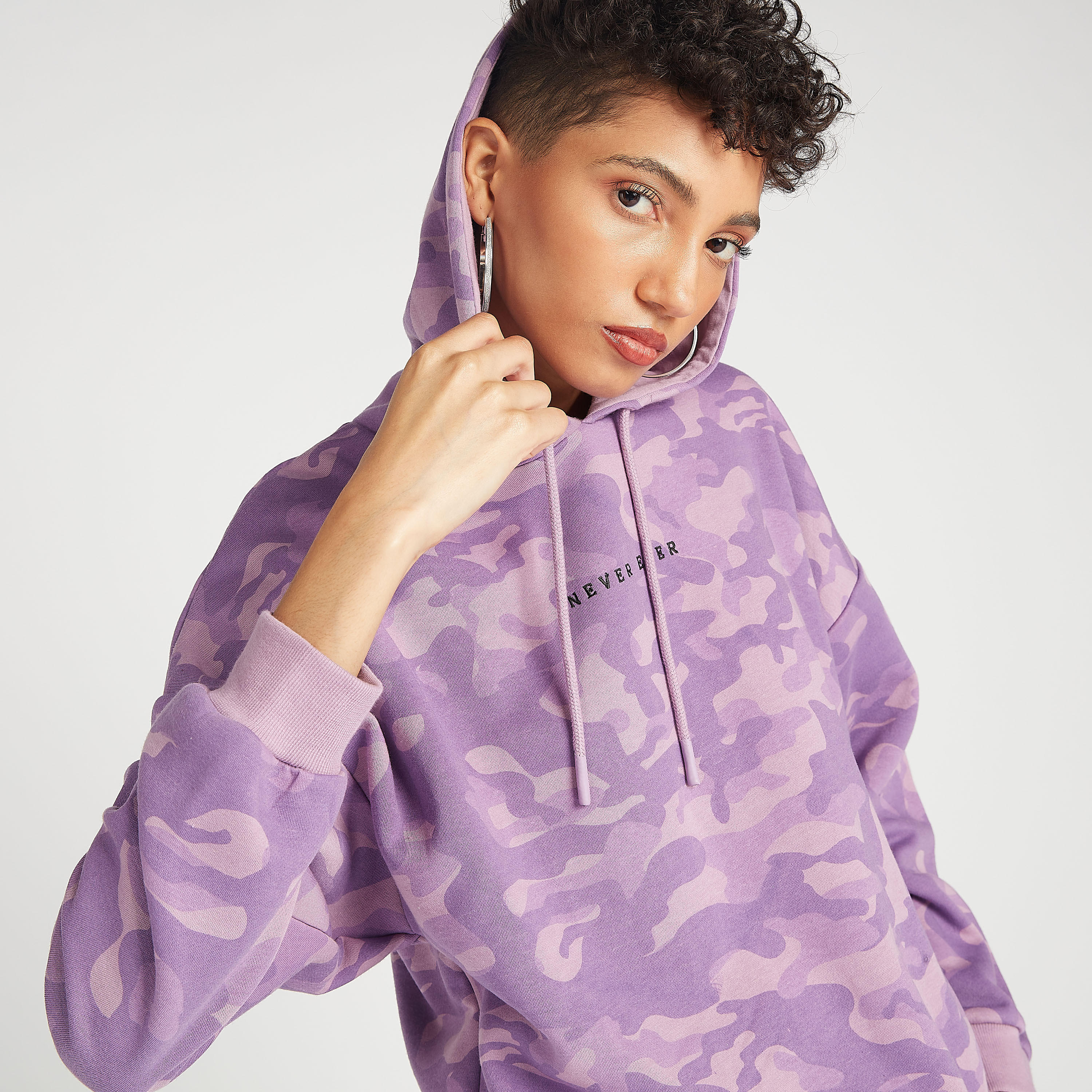 جاكيت بومبر مستدامة بطبعات مموّهة وأكمام طويلة وقبّعة-women-winterwear-hoodiesandsweatshirts-hoodies-image-3