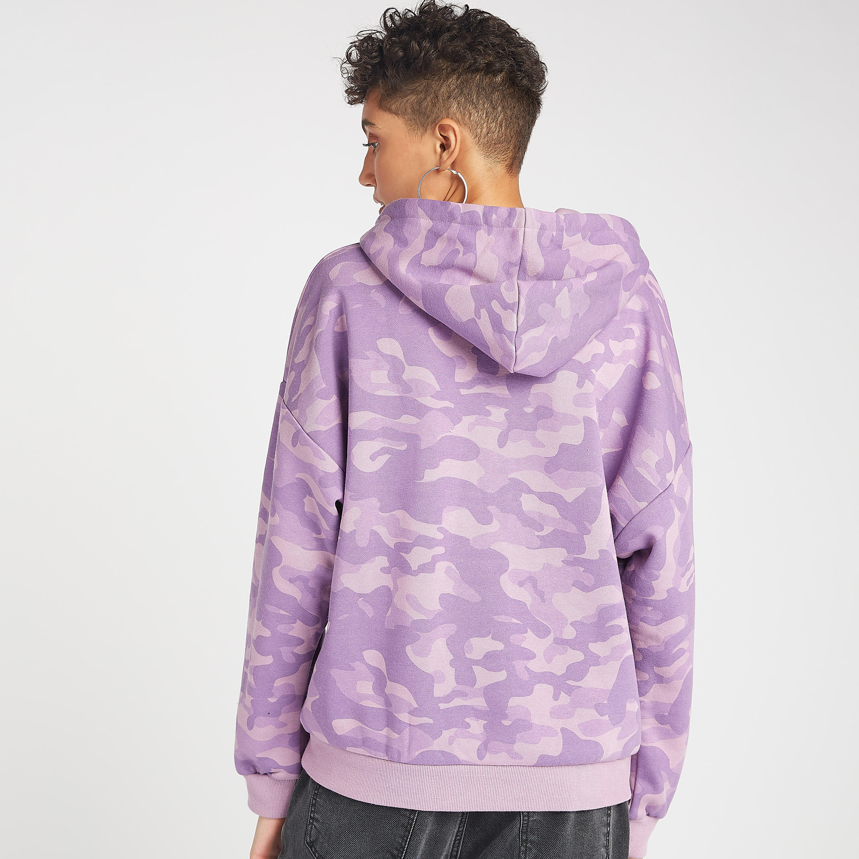 جاكيت بومبر مستدامة بطبعات مموّهة وأكمام طويلة وقبّعة-women-winterwear-hoodiesandsweatshirts-hoodies-image-5