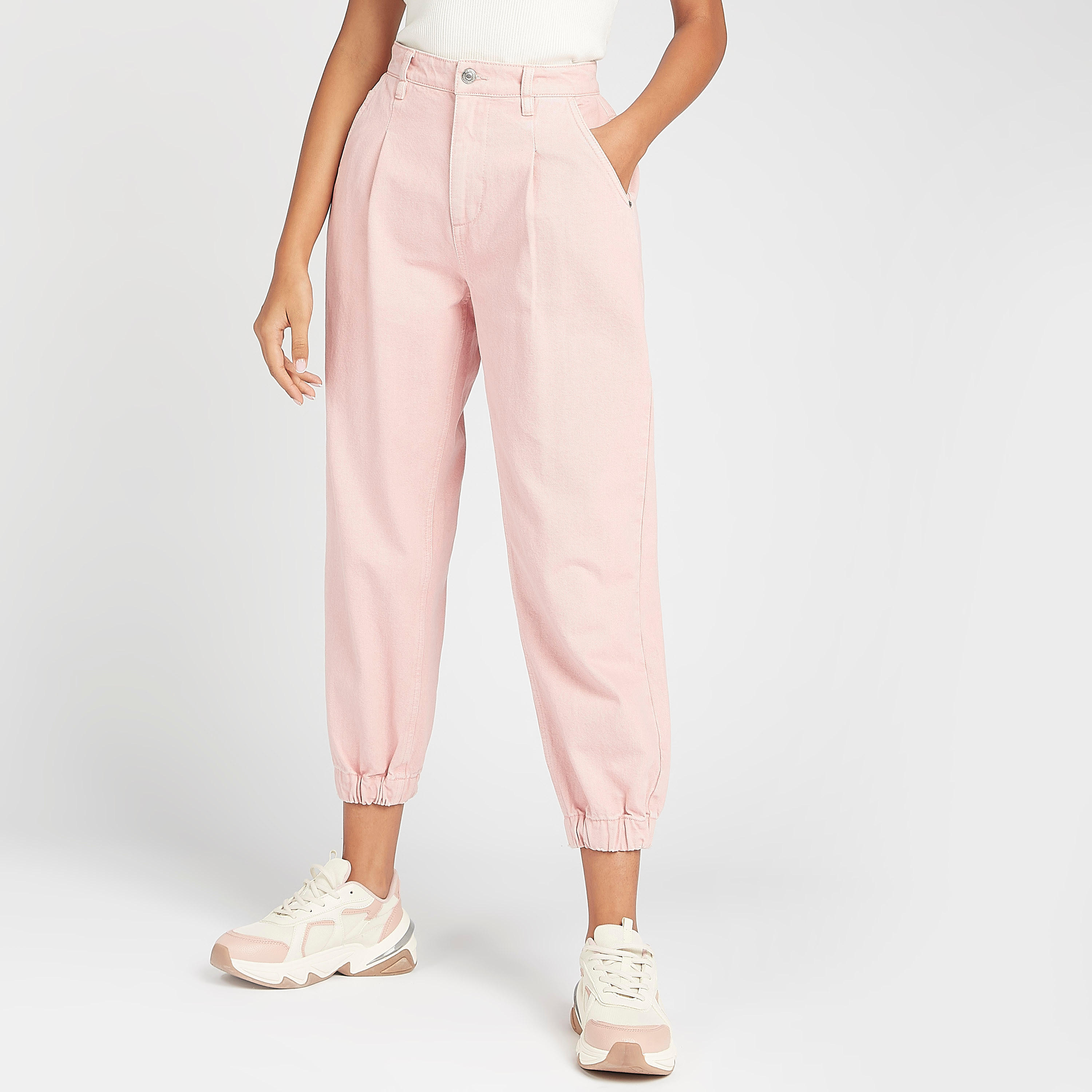 بنطلون رياضي مستدام دينم بقصّة بوي فريند وجيوب-women-clothing-bottoms-jeans-image-1