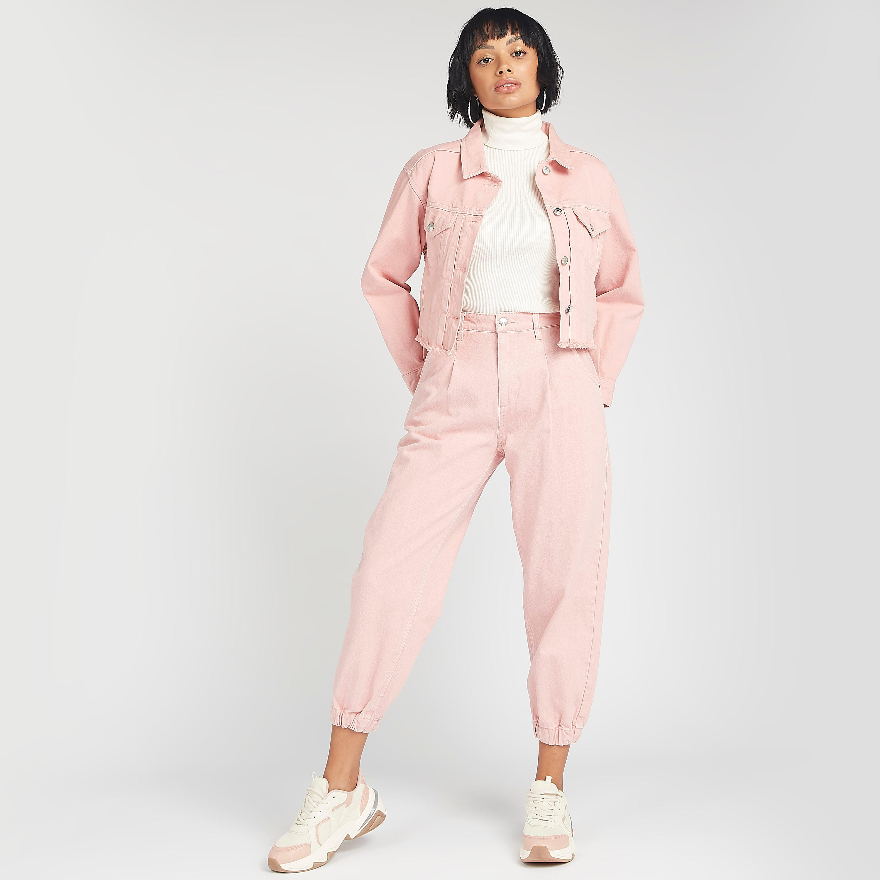 بنطلون رياضي مستدام دينم بقصّة بوي فريند وجيوب-women-clothing-bottoms-jeans-image-2