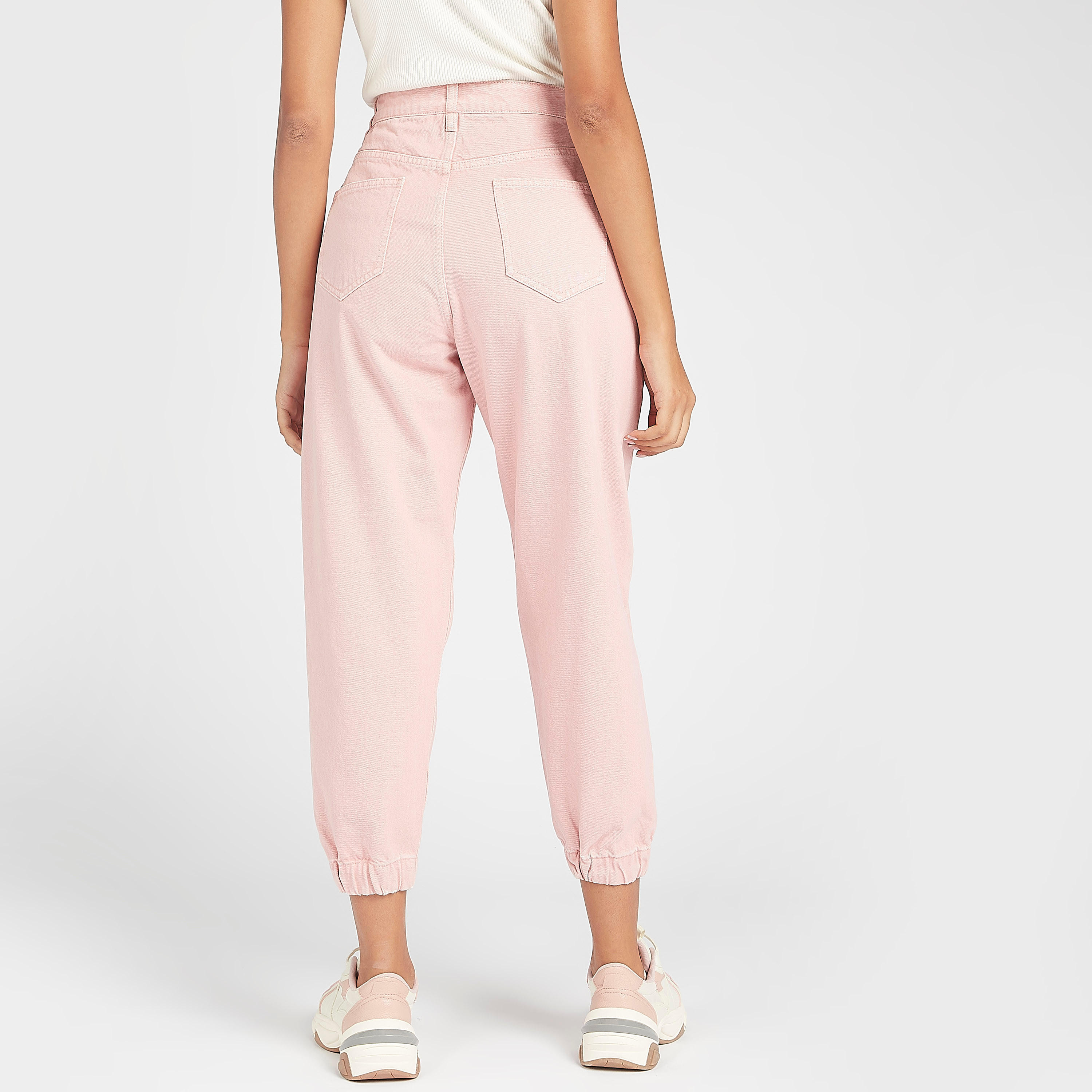 بنطلون رياضي مستدام دينم بقصّة بوي فريند وجيوب-women-clothing-bottoms-jeans-image-4