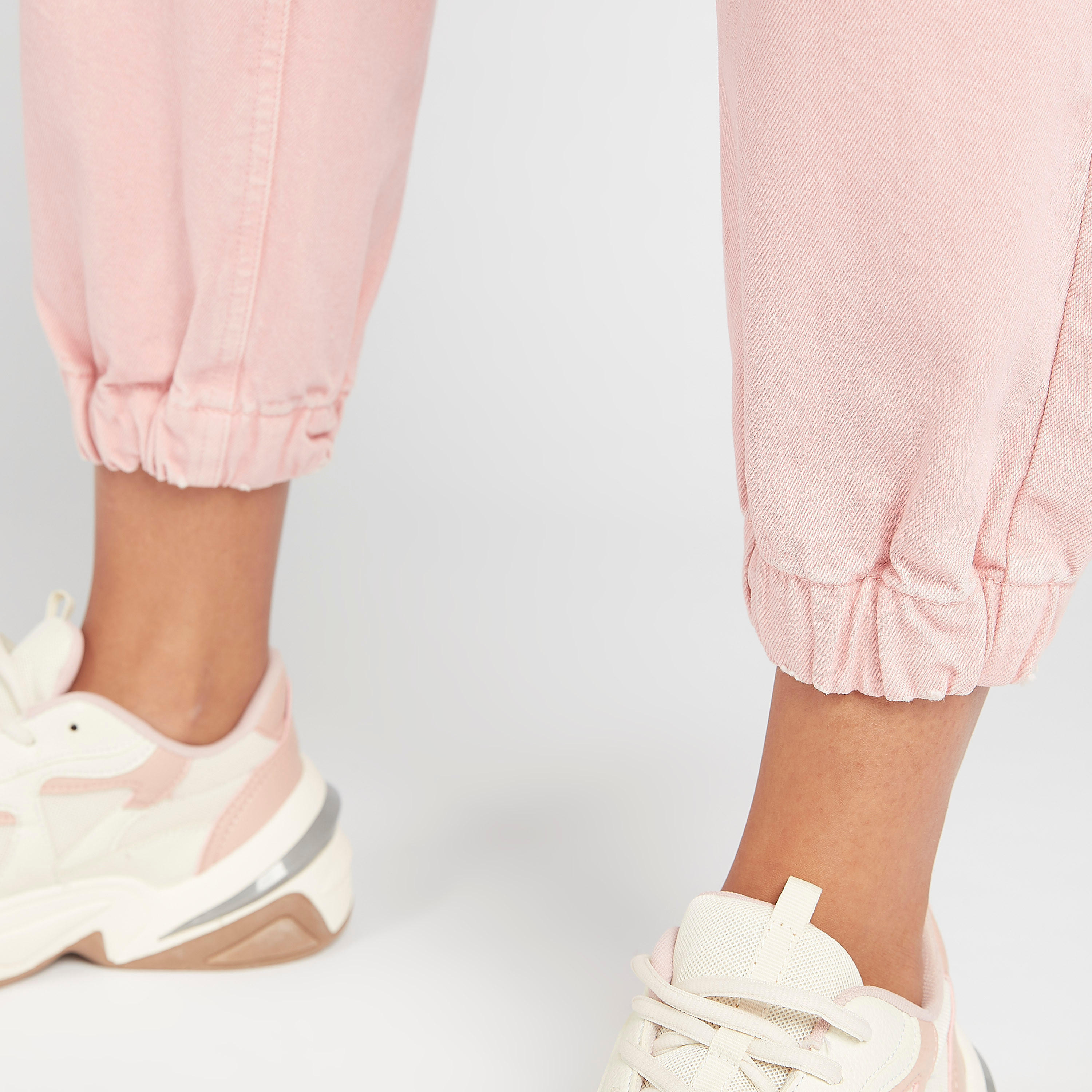 بنطلون رياضي مستدام دينم بقصّة بوي فريند وجيوب-women-clothing-bottoms-jeans-image-5