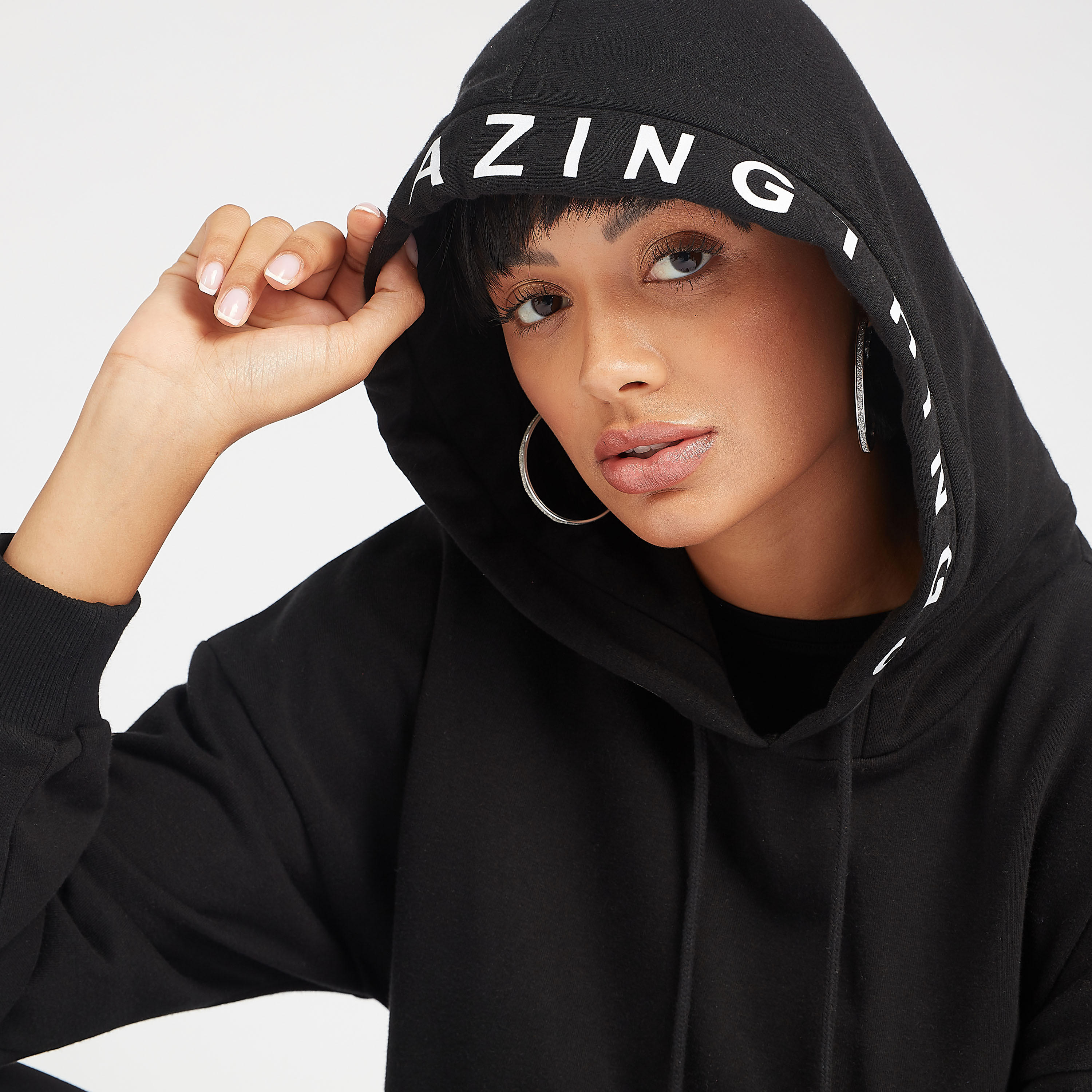 فستان مستدام قصير مصمم بقبّعة وأكمام طويلة وطبعات-women-clothing-dresses-image-3