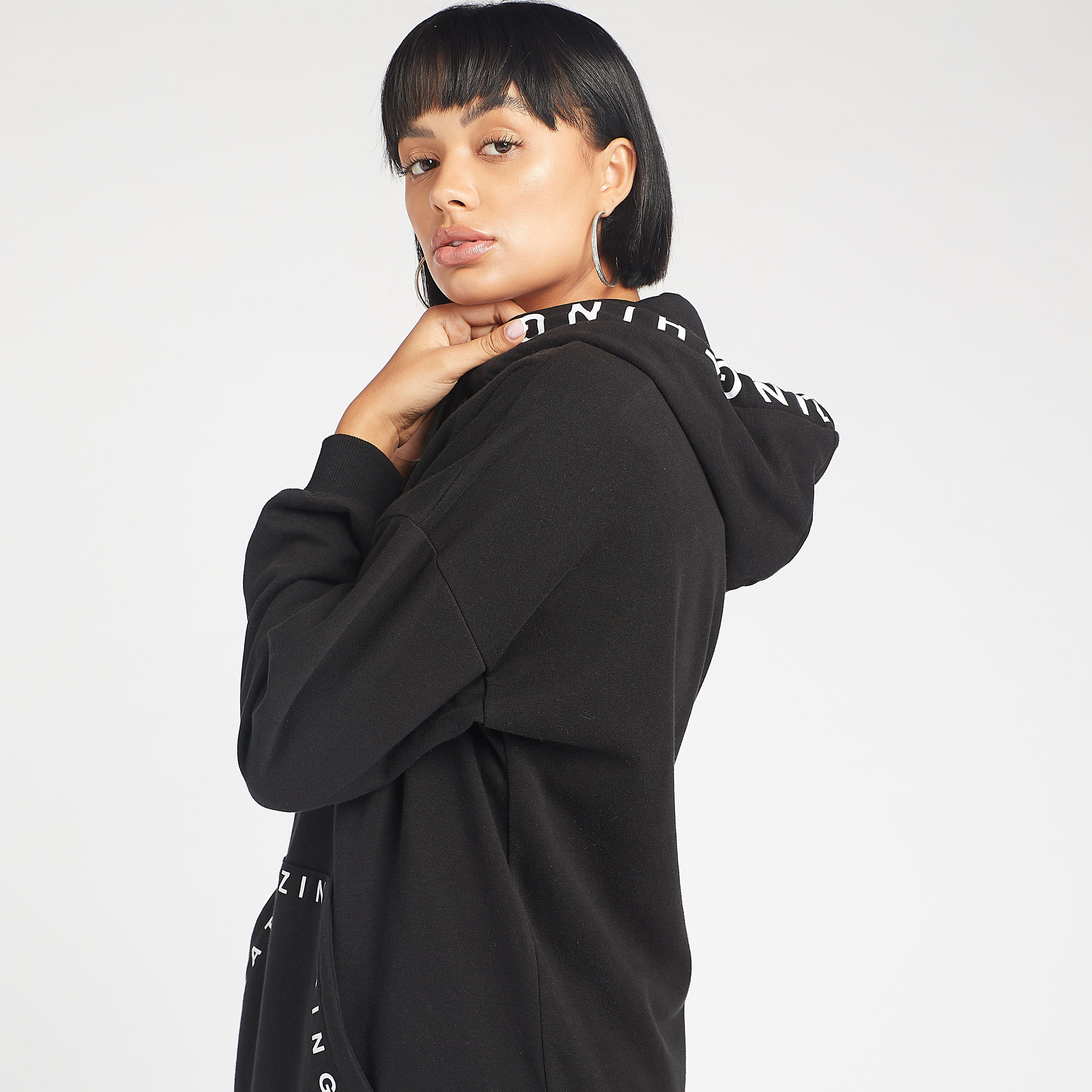 فستان مستدام قصير مصمم بقبّعة وأكمام طويلة وطبعات-women-clothing-dresses-image-5