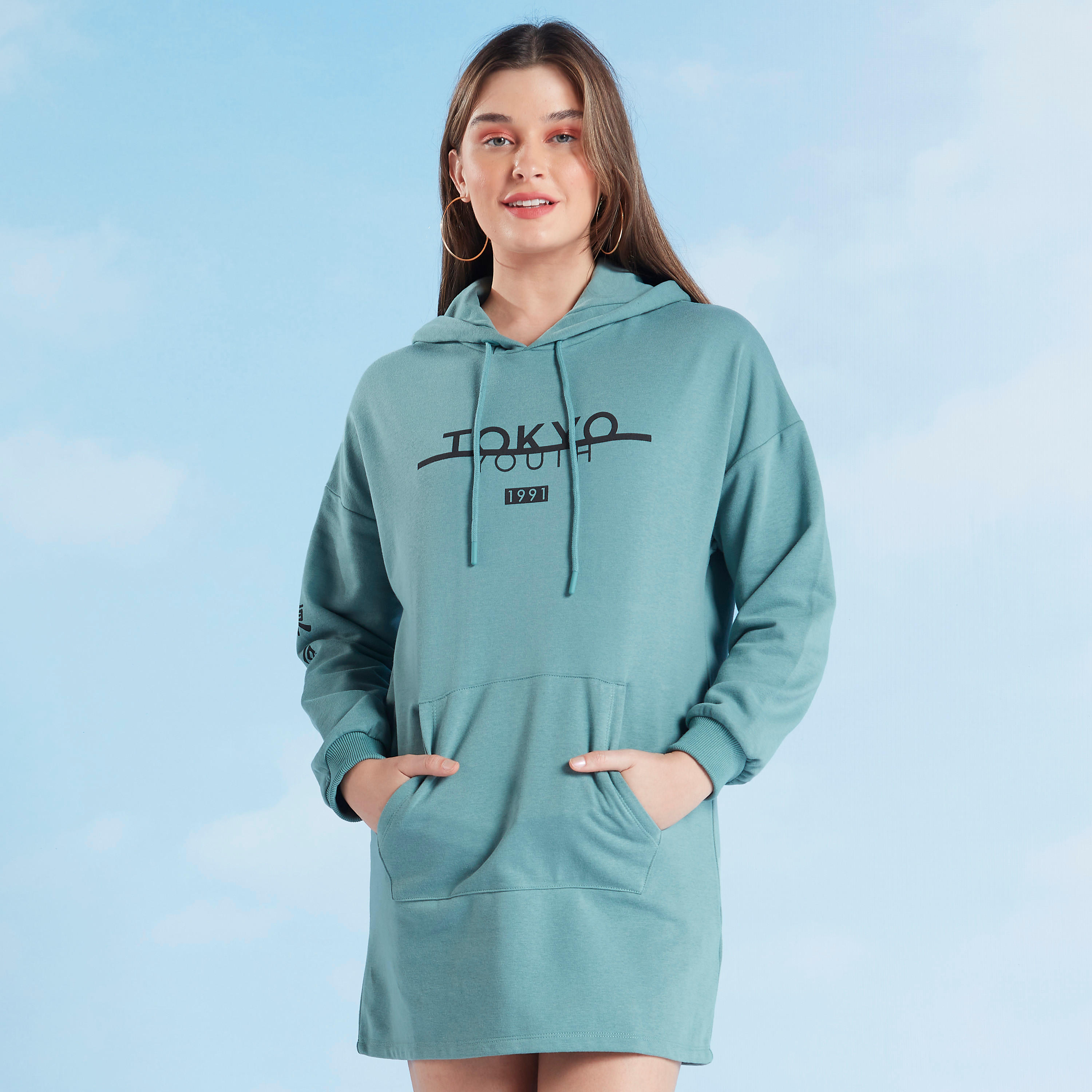 فستان مستدام قصير مصمم بقبّعة وأكمام طويلة وطبعات-women-clothing-dresses-image-1