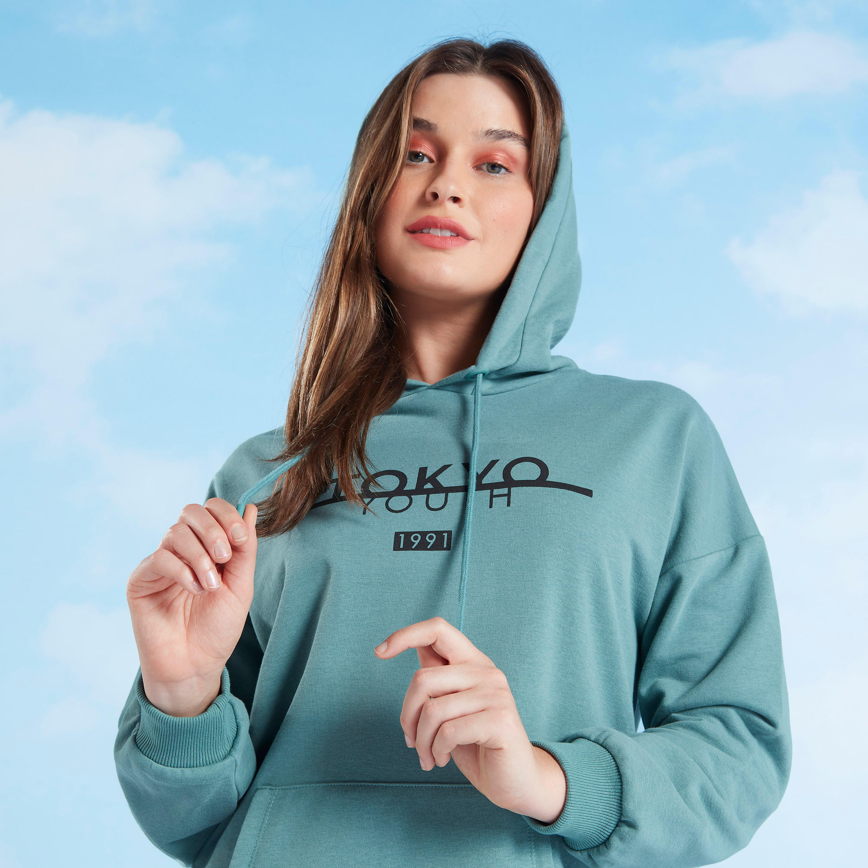 فستان مستدام قصير مصمم بقبّعة وأكمام طويلة وطبعات-women-clothing-dresses-image-3