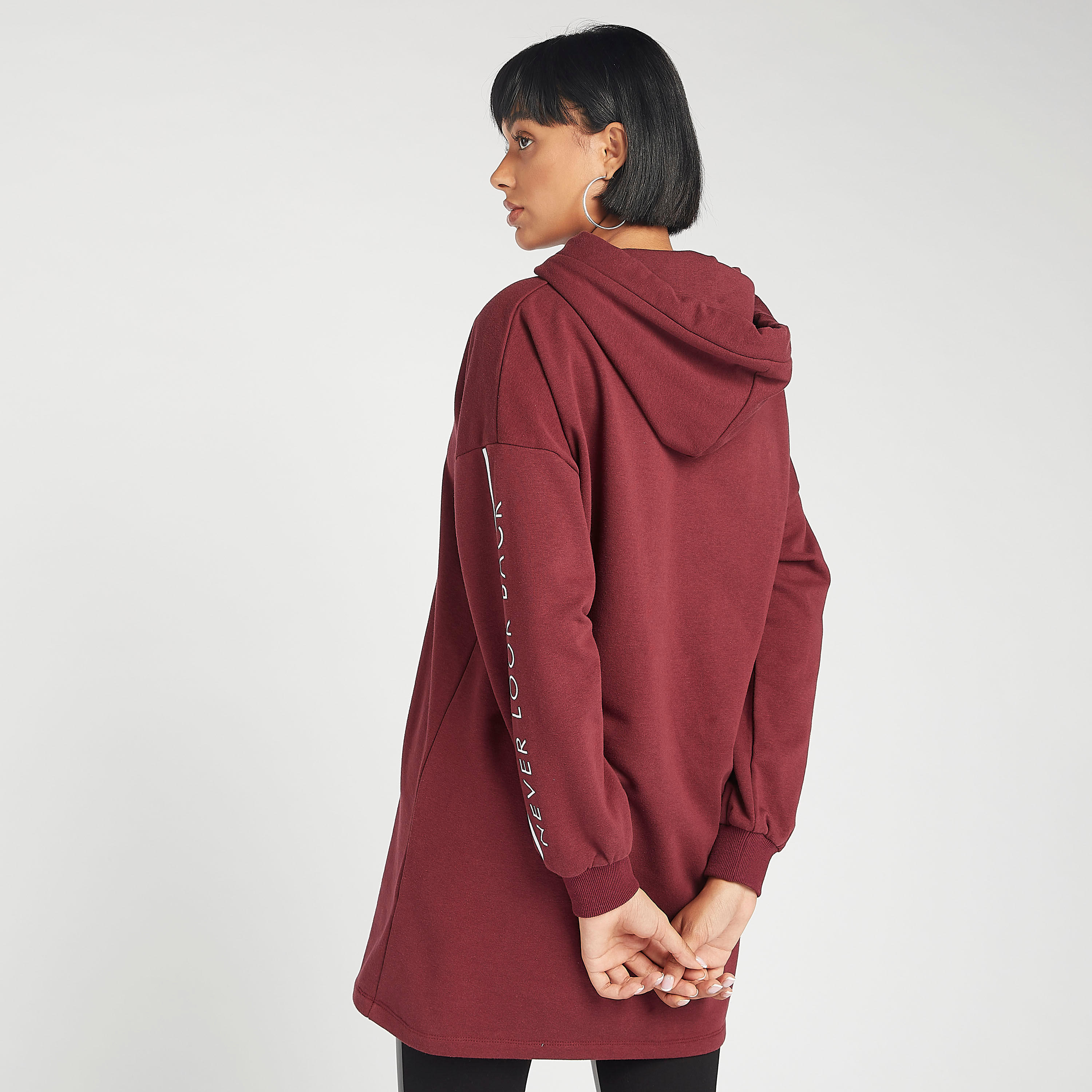 فستان مستدام قصير مصمم بقبّعة وأكمام طويلة وطبعات-women-clothing-dresses-image-4