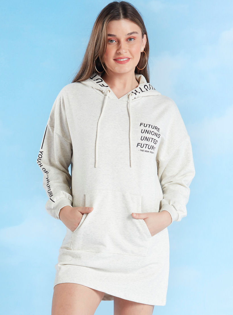 فستان تيشيرت مستدام قصير بطبعات مع أكمام طويلة وقبّعة-women-clothing-dresses-image-1