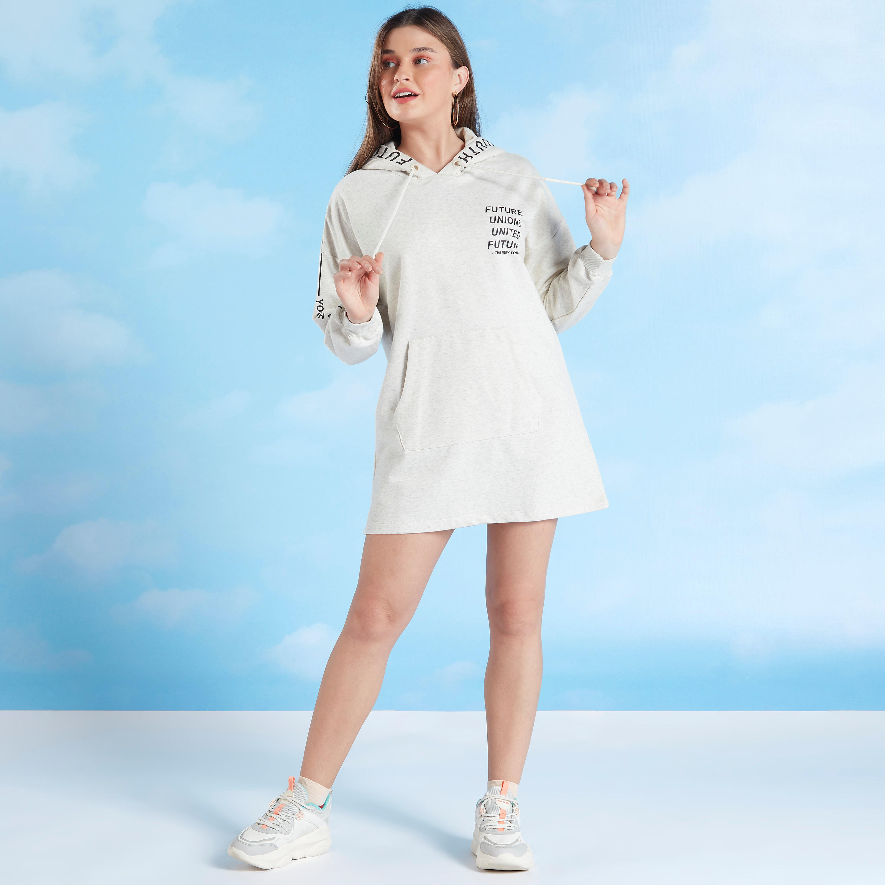 فستان تيشيرت مستدام قصير بطبعات مع أكمام طويلة وقبّعة-women-clothing-dresses-image-2