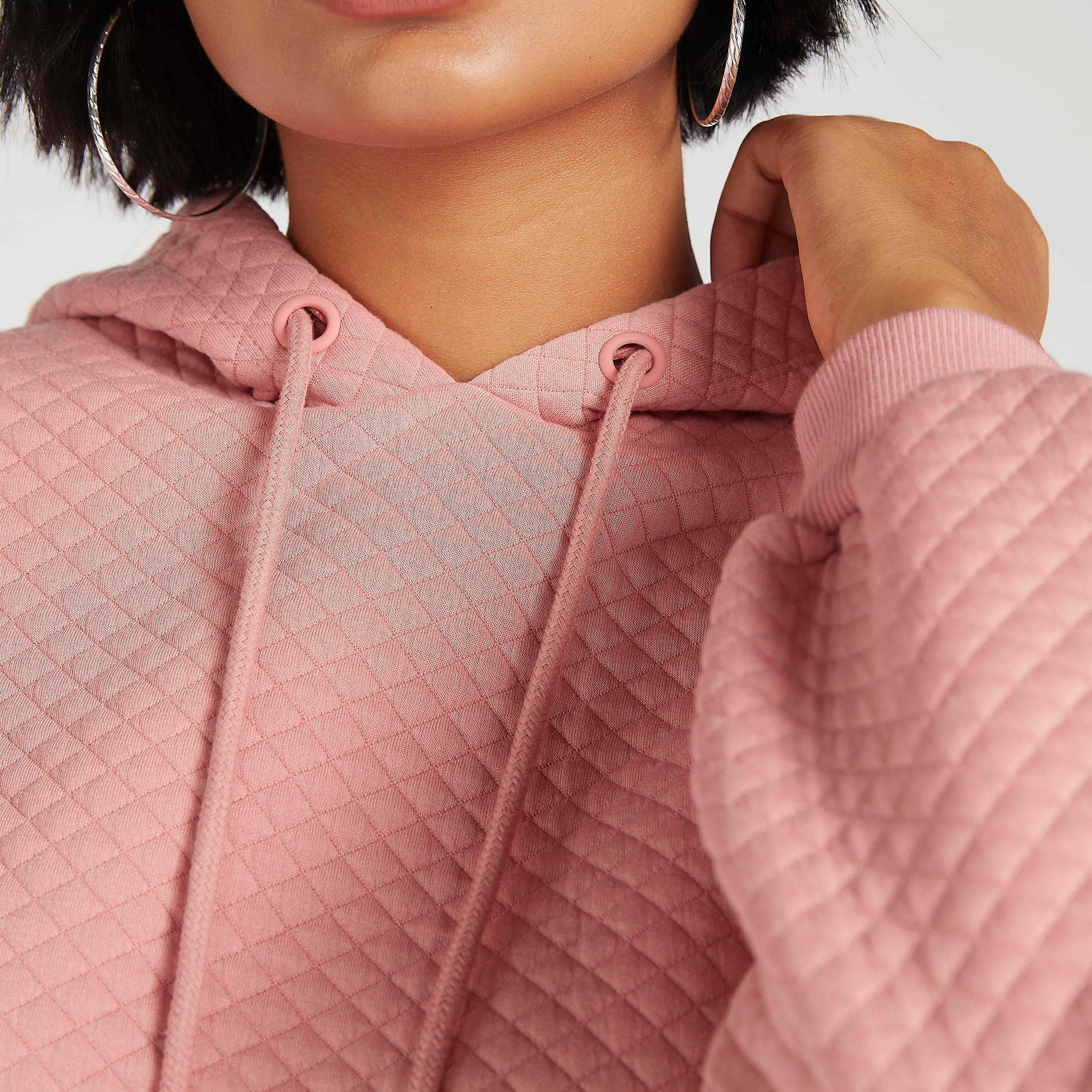 هودي مبطّن بأكمام طويلة وجيوب كنغر-women-winterwear-hoodiesandsweatshirts-hoodies-image-7