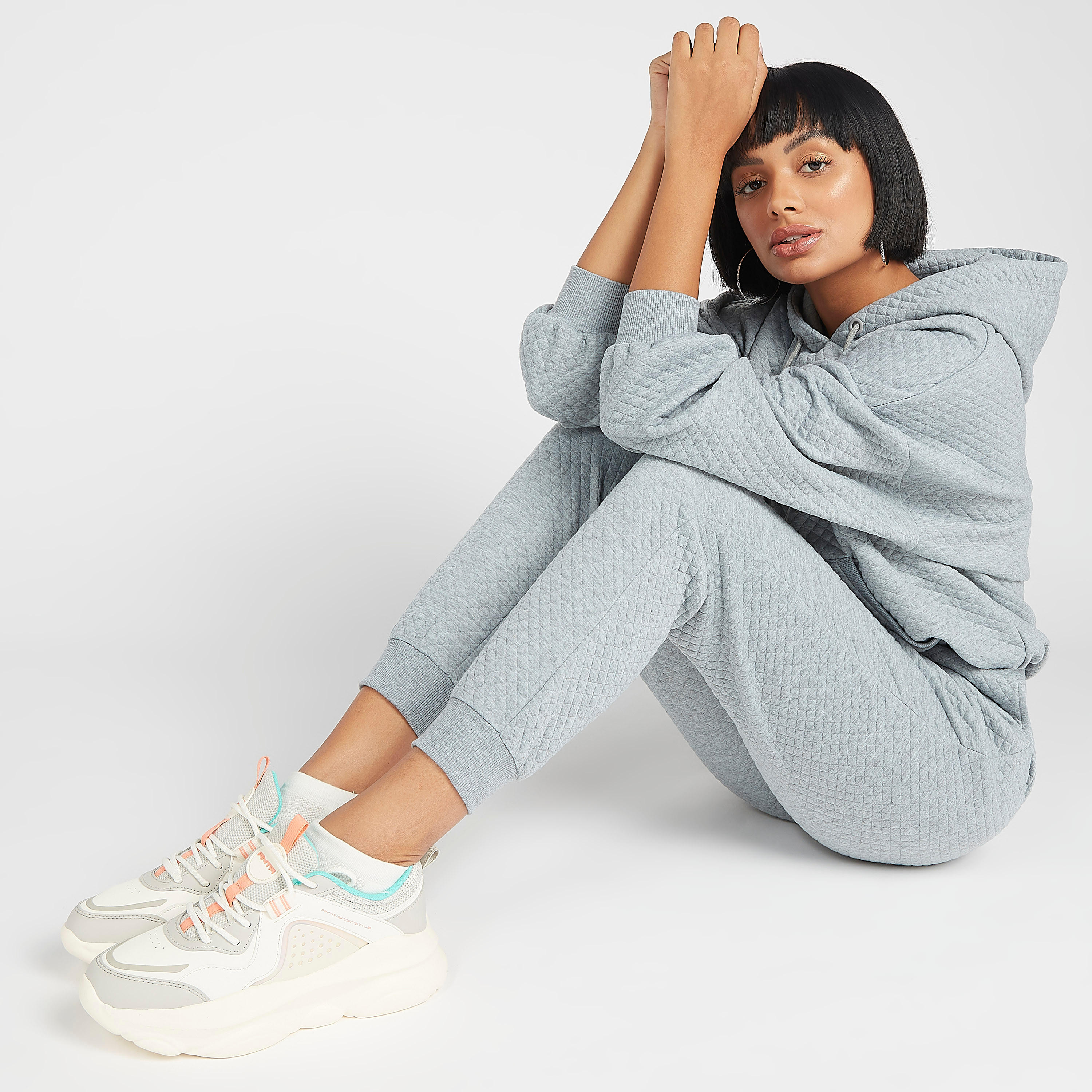 بنطلون رياضي مبطن بخصر متوسط الارتفاع وجيوب ورباط إغلاق-women-clothing-bottoms-joggers-image-2