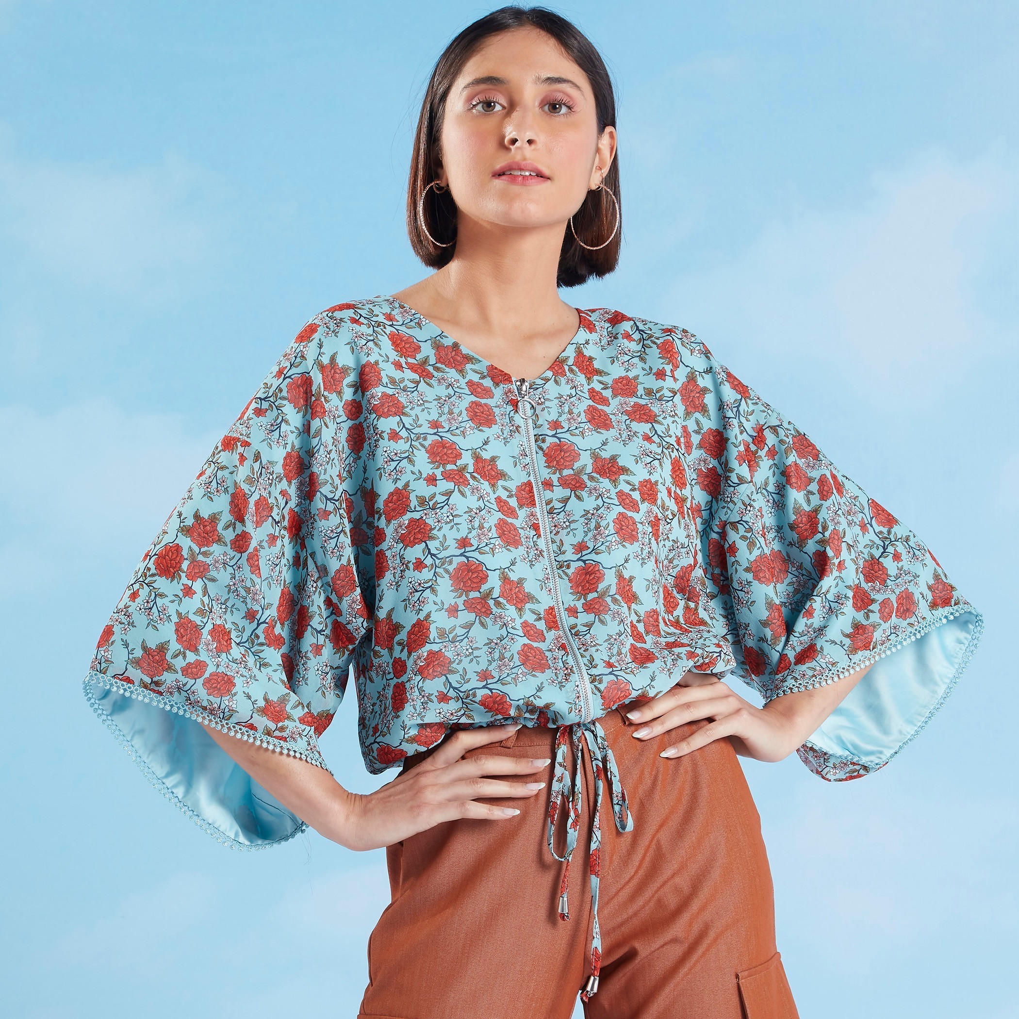 بلوزة بسحّاب وطبعات أزهار وياقة v وأكمام واسعة-women-clothing-shirtsandblouses-blouses-image-1