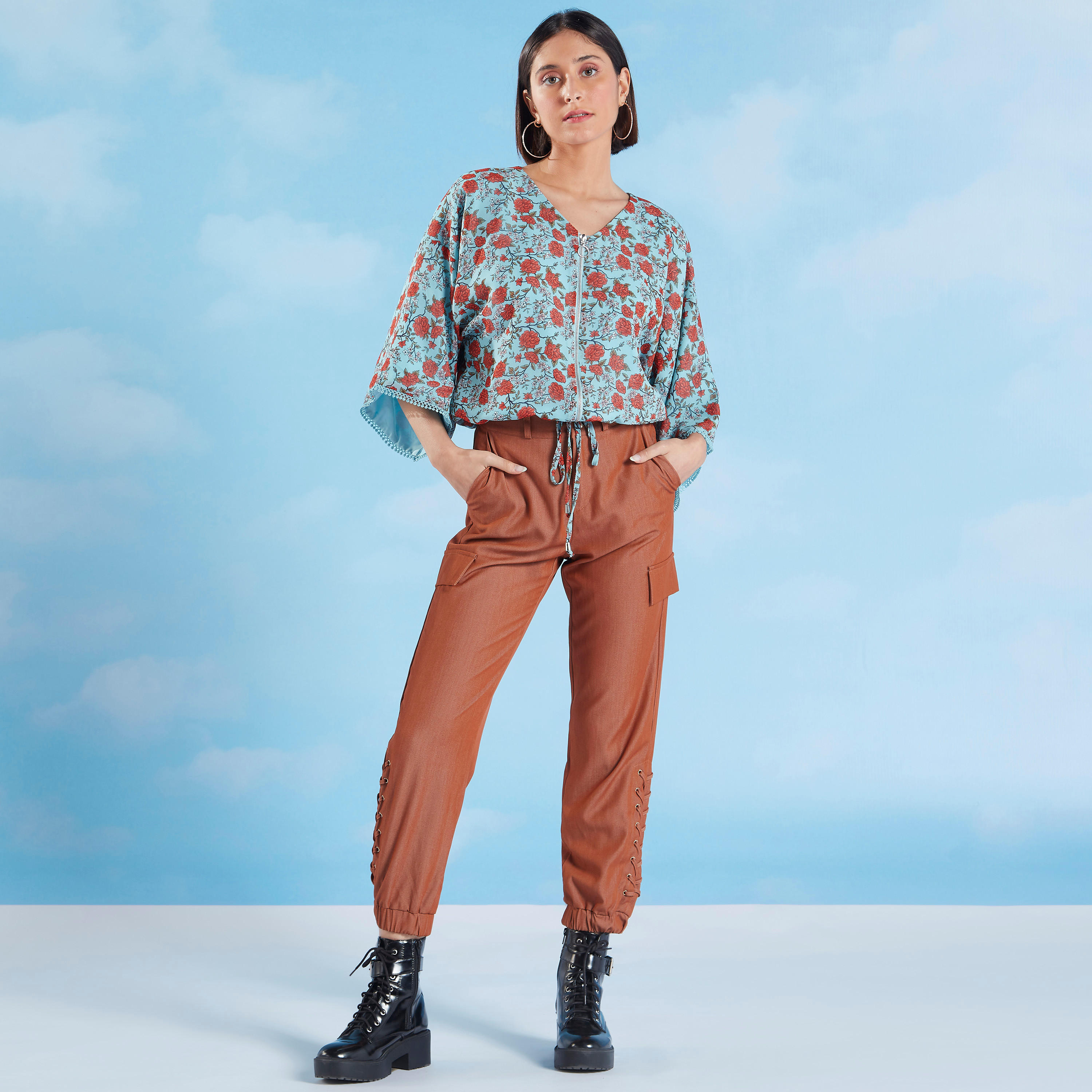 بلوزة بسحّاب وطبعات أزهار وياقة v وأكمام واسعة-women-clothing-shirtsandblouses-blouses-image-2