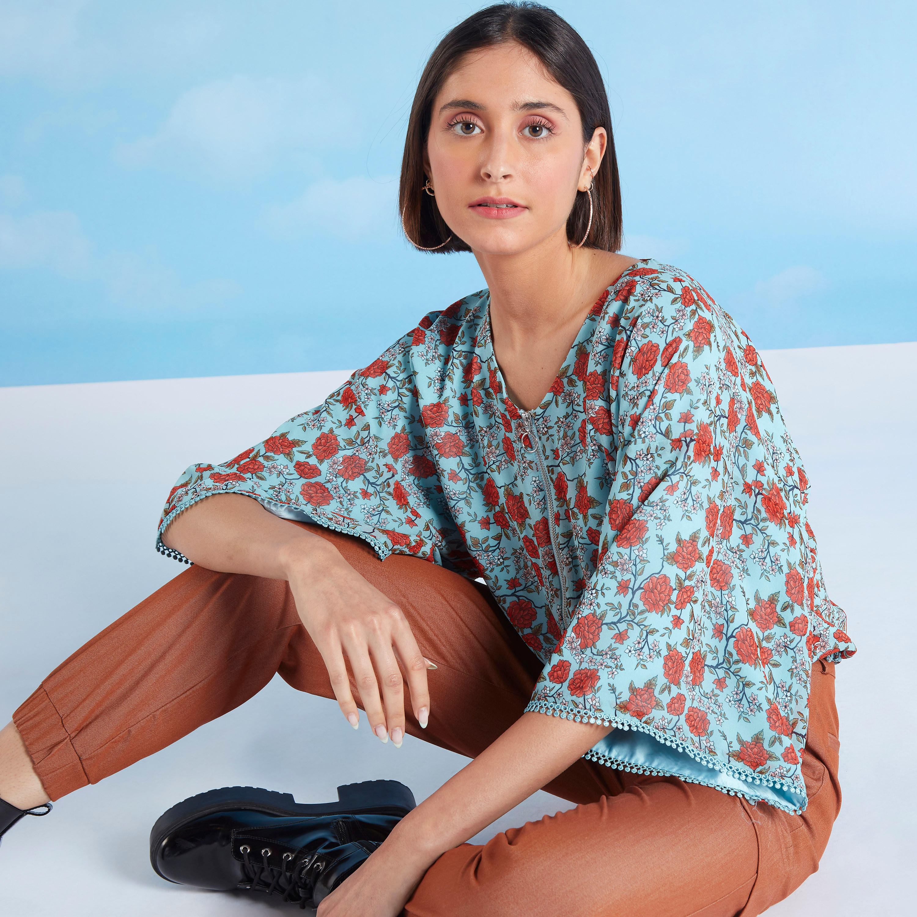 بلوزة بسحّاب وطبعات أزهار وياقة v وأكمام واسعة-women-clothing-shirtsandblouses-blouses-image-3