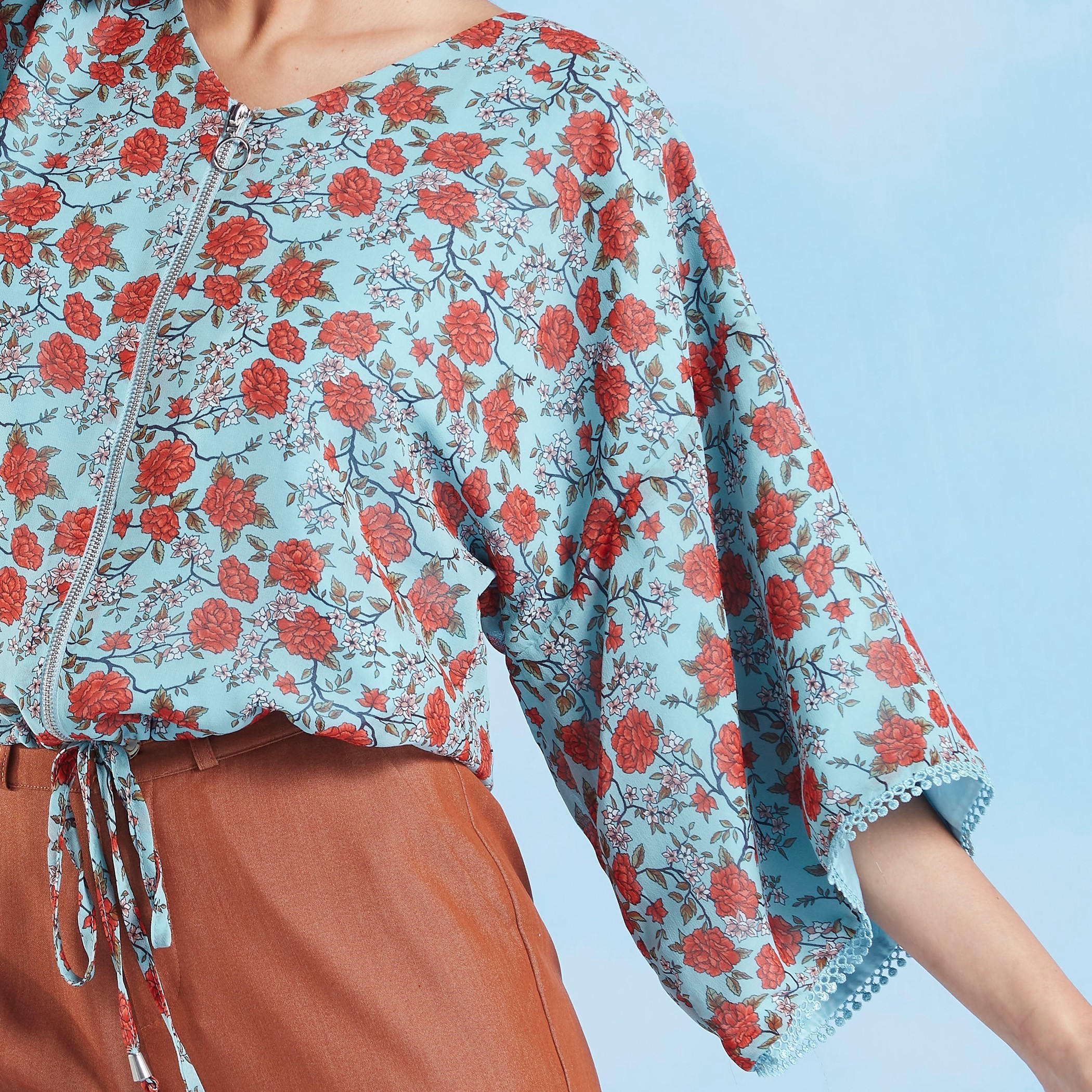 بلوزة بسحّاب وطبعات أزهار وياقة v وأكمام واسعة-women-clothing-shirtsandblouses-blouses-image-4