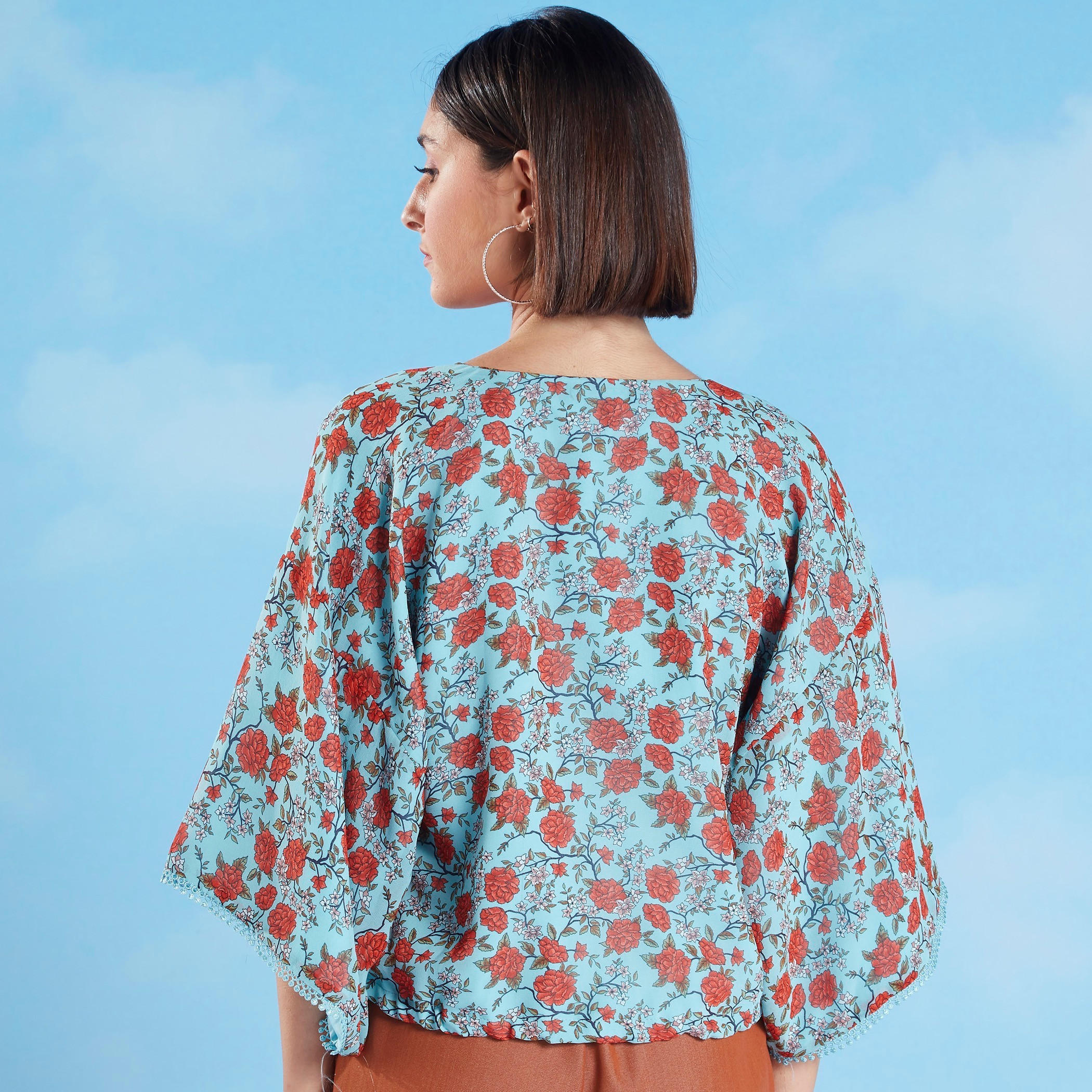 بلوزة بسحّاب وطبعات أزهار وياقة v وأكمام واسعة-women-clothing-shirtsandblouses-blouses-image-5