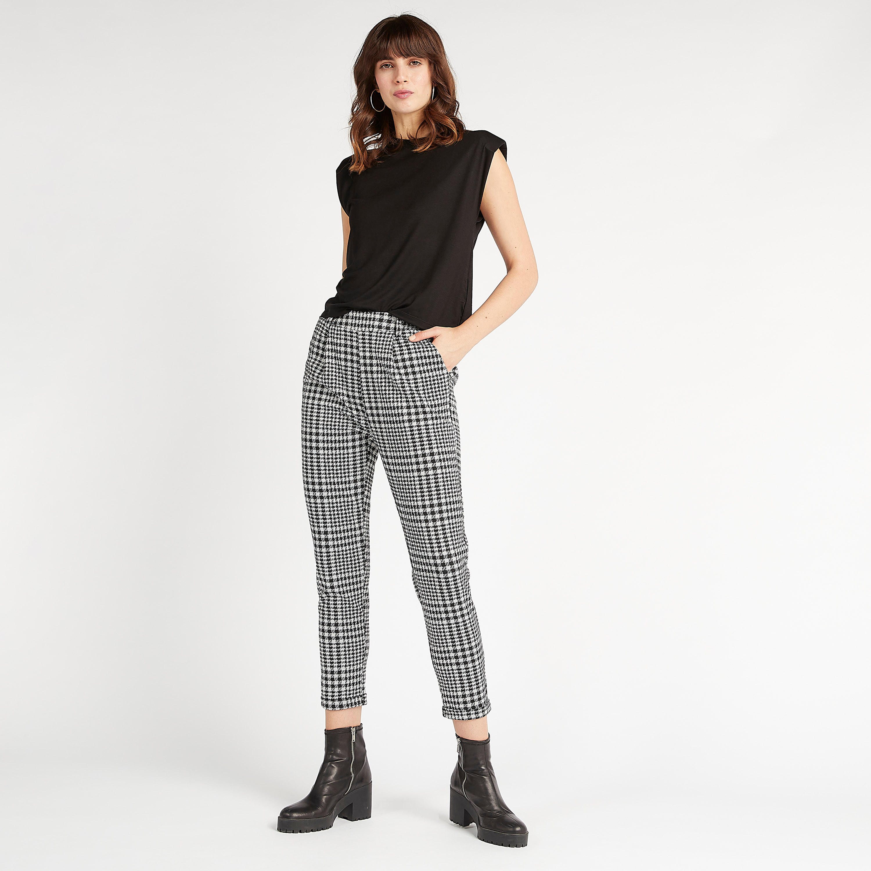 بنطلون قصير كاروهات بخصر متوسط الارتفاع وجيوب-women-clothing-bottoms-trousers-image-3