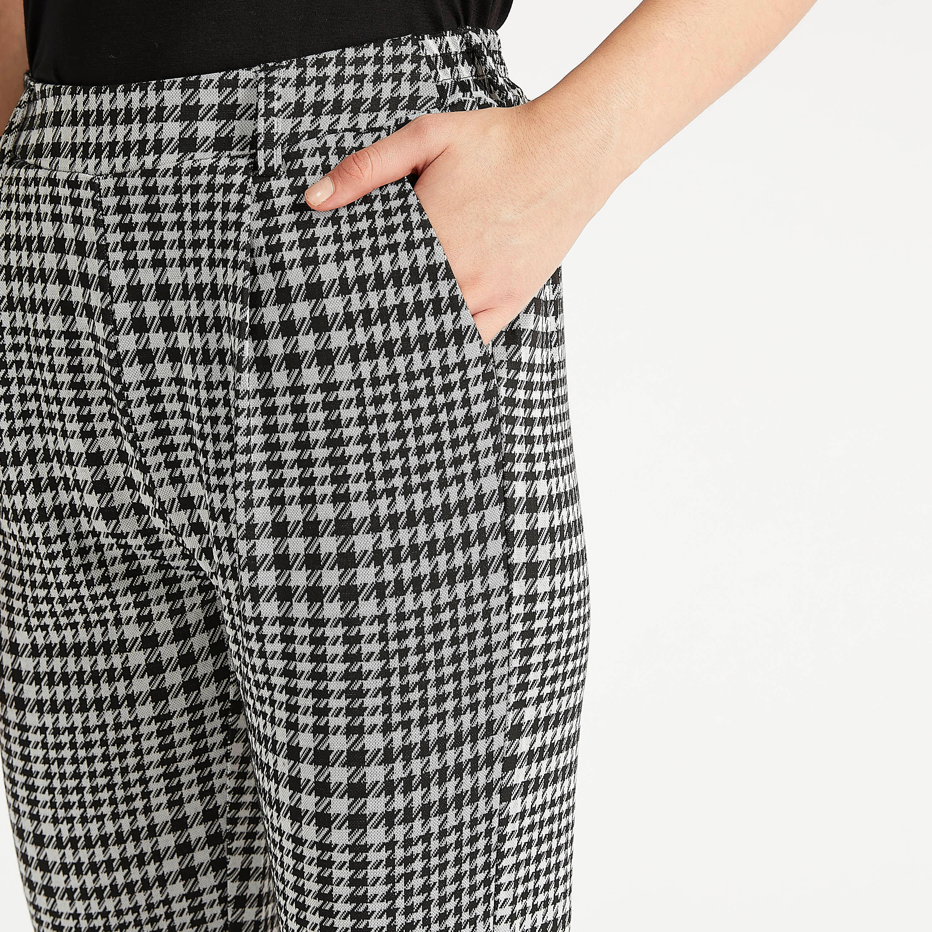 بنطلون قصير كاروهات بخصر متوسط الارتفاع وجيوب-women-clothing-bottoms-trousers-image-2