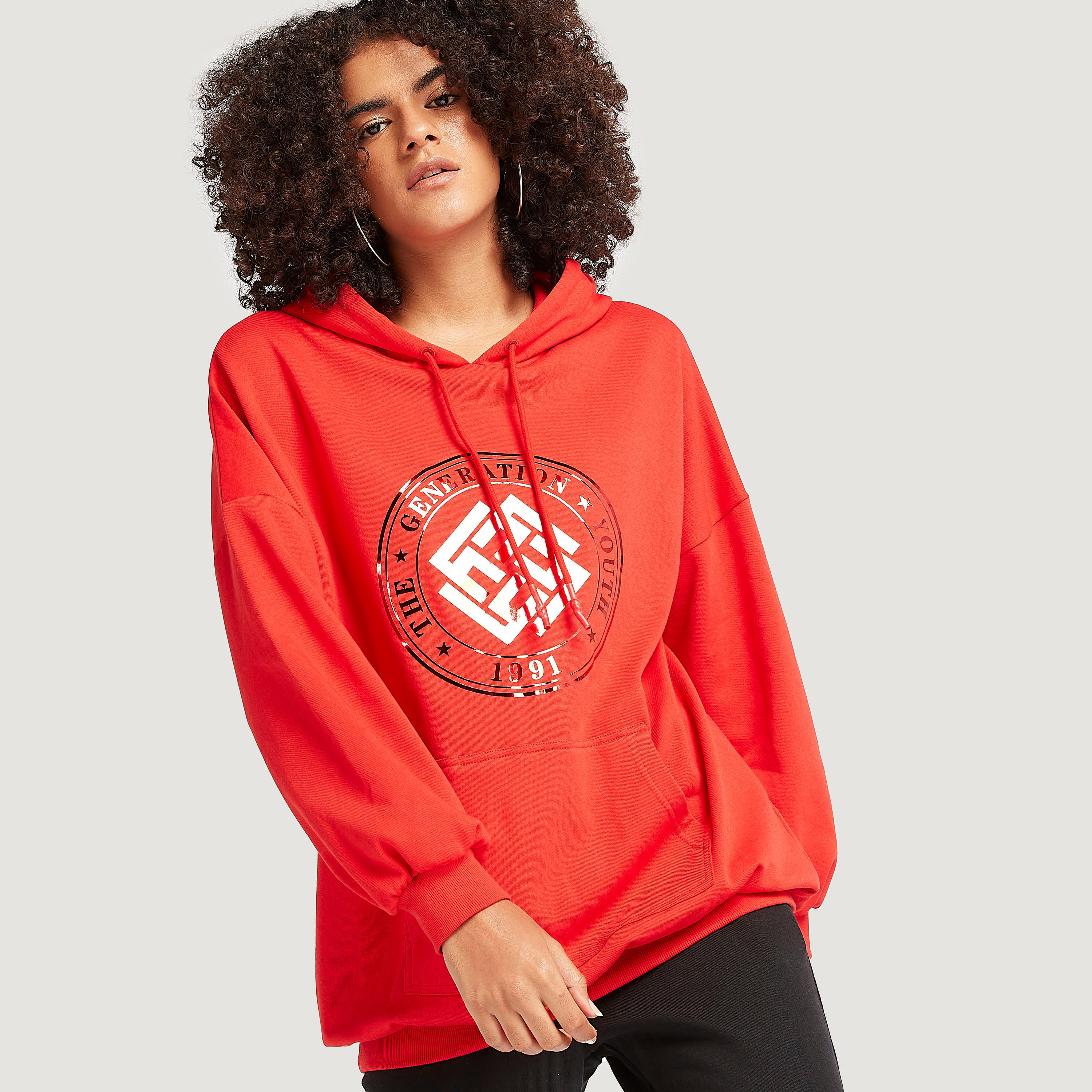 هودي بأكمام طويلة وجيوب كنغر وطبعات-women-winterwear-hoodiesandsweatshirts-hoodies-image-1