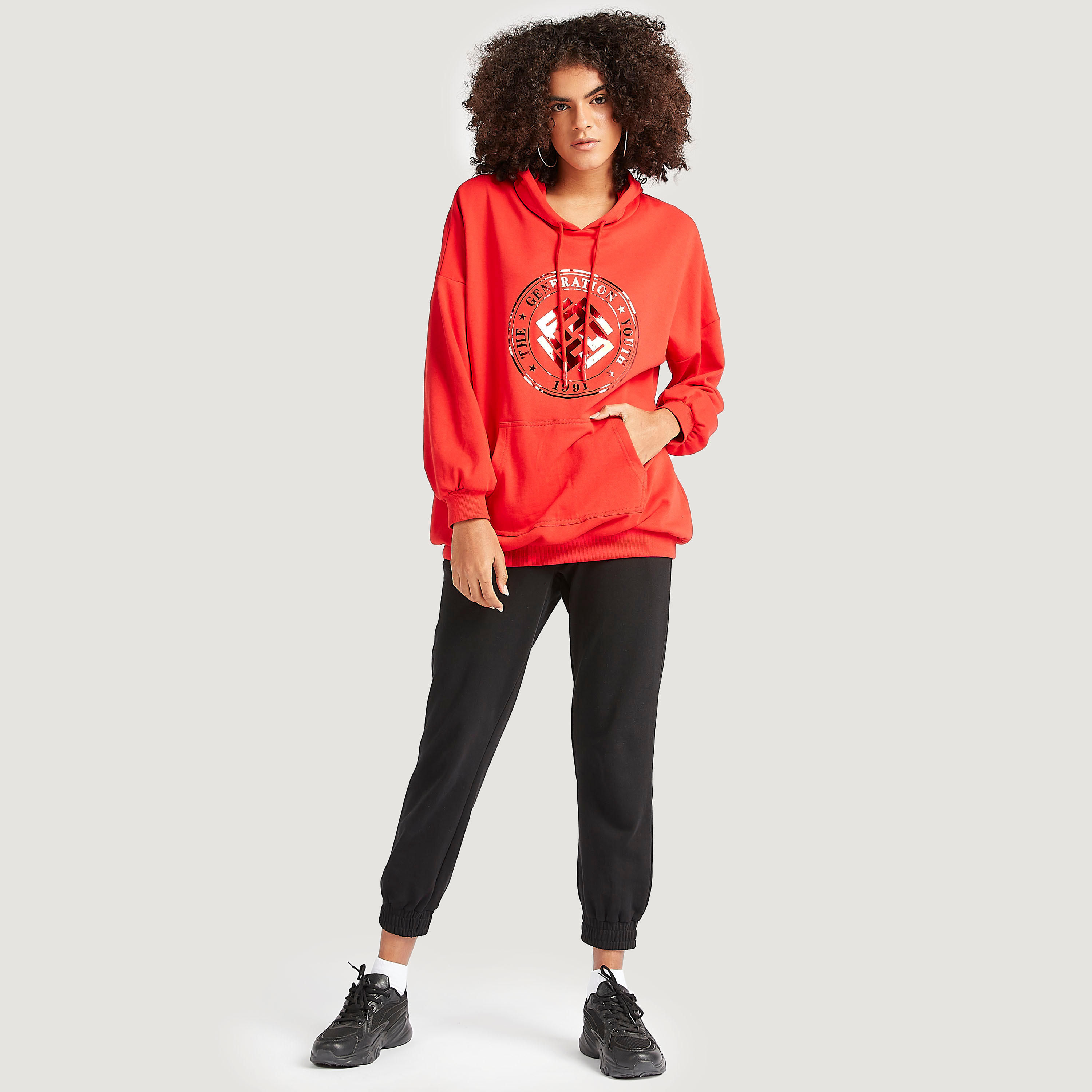 هودي بأكمام طويلة وجيوب كنغر وطبعات-women-winterwear-hoodiesandsweatshirts-hoodies-image-2
