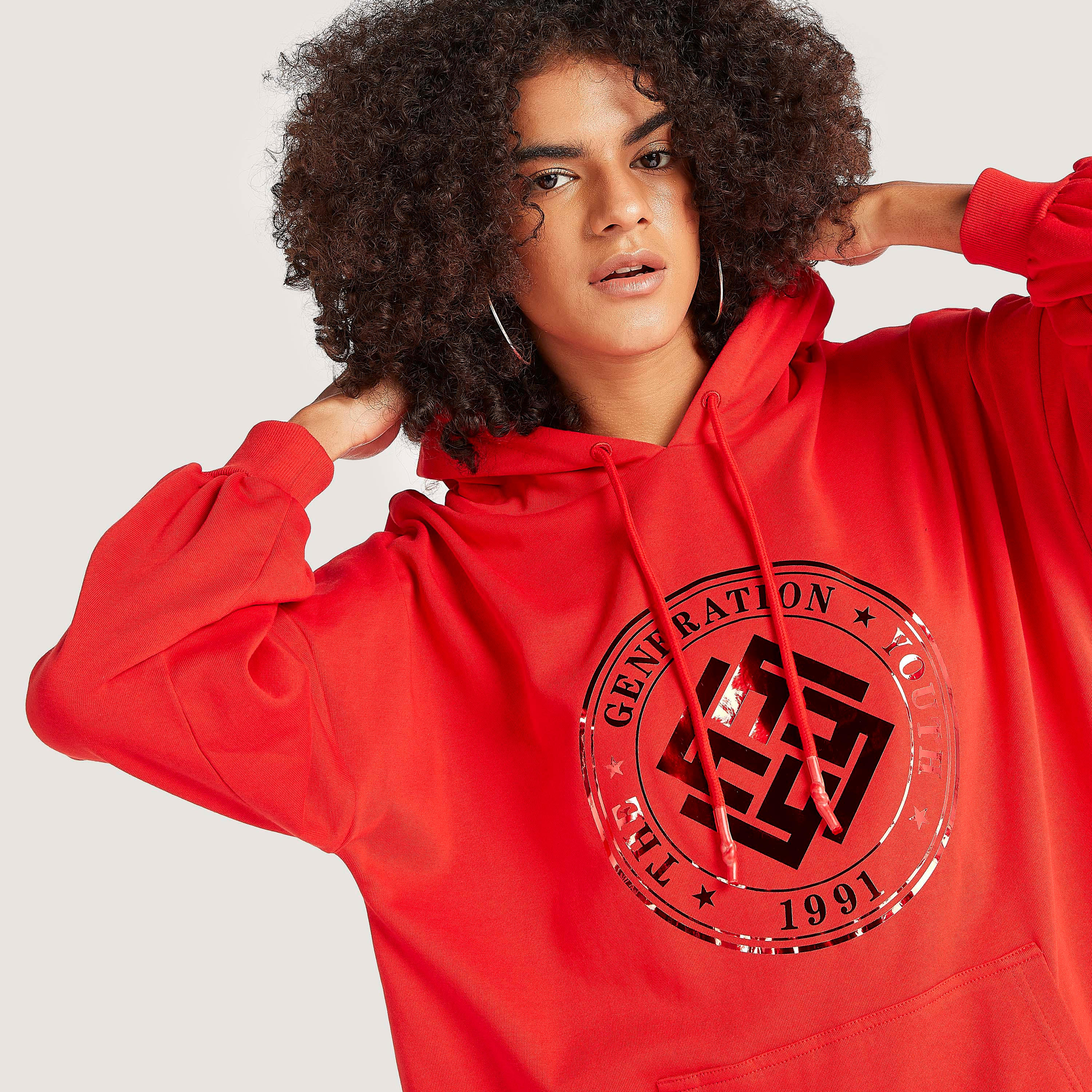 هودي بأكمام طويلة وجيوب كنغر وطبعات-women-winterwear-hoodiesandsweatshirts-hoodies-image-5