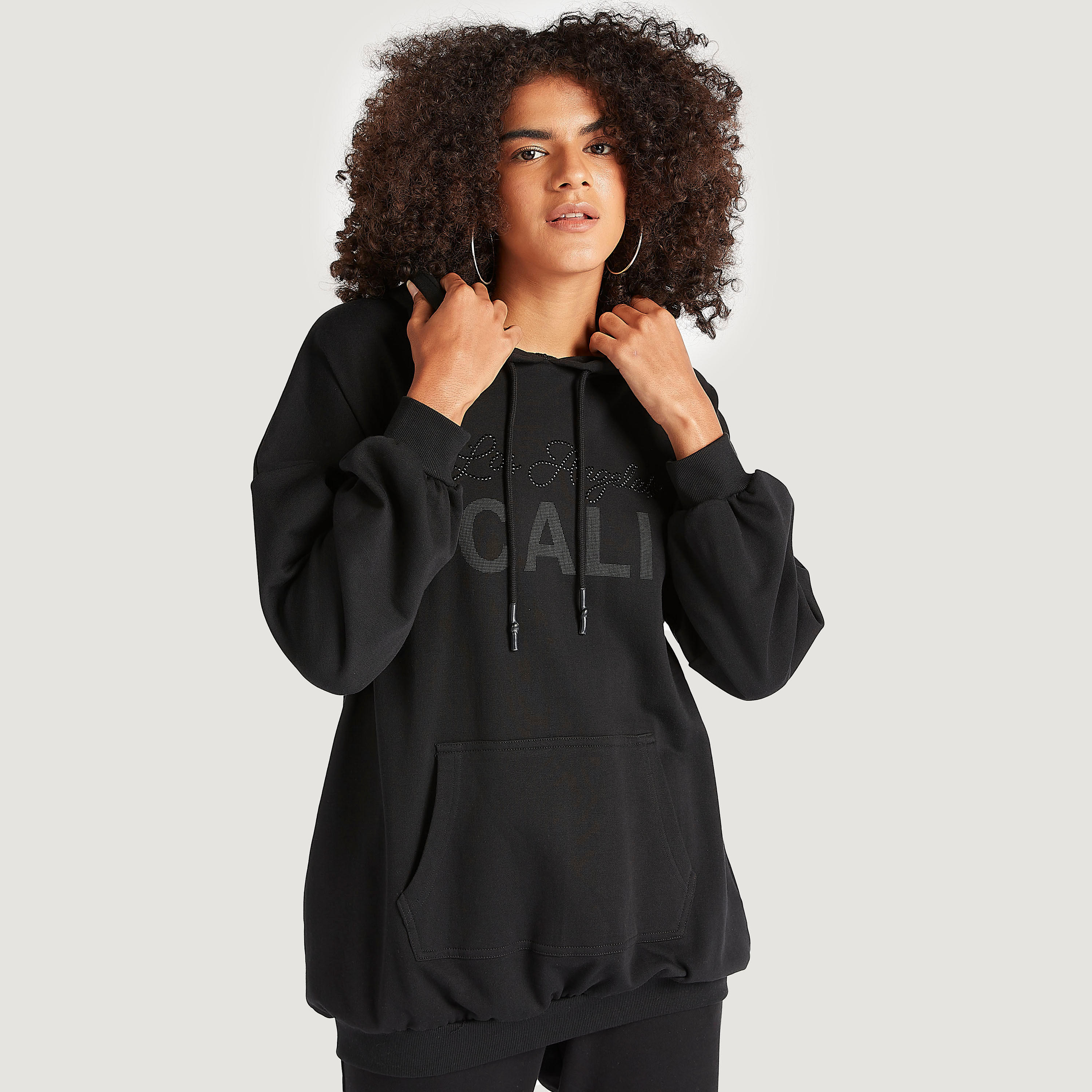 هودي بأكمام طويلة وجيوب كنغر وطبعات-women-winterwear-hoodiesandsweatshirts-hoodies-image-1