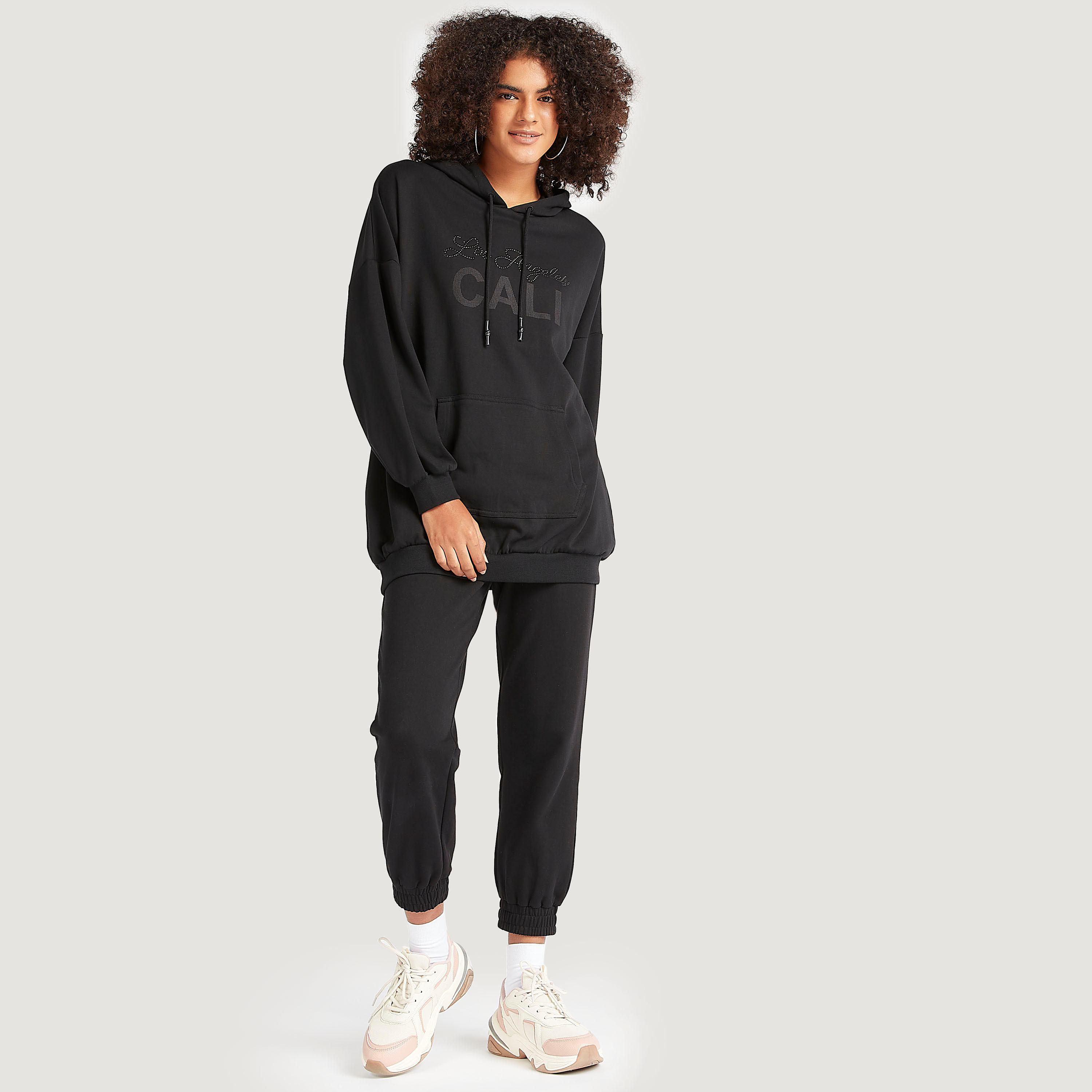 هودي بأكمام طويلة وجيوب كنغر وطبعات-women-winterwear-hoodiesandsweatshirts-hoodies-image-2