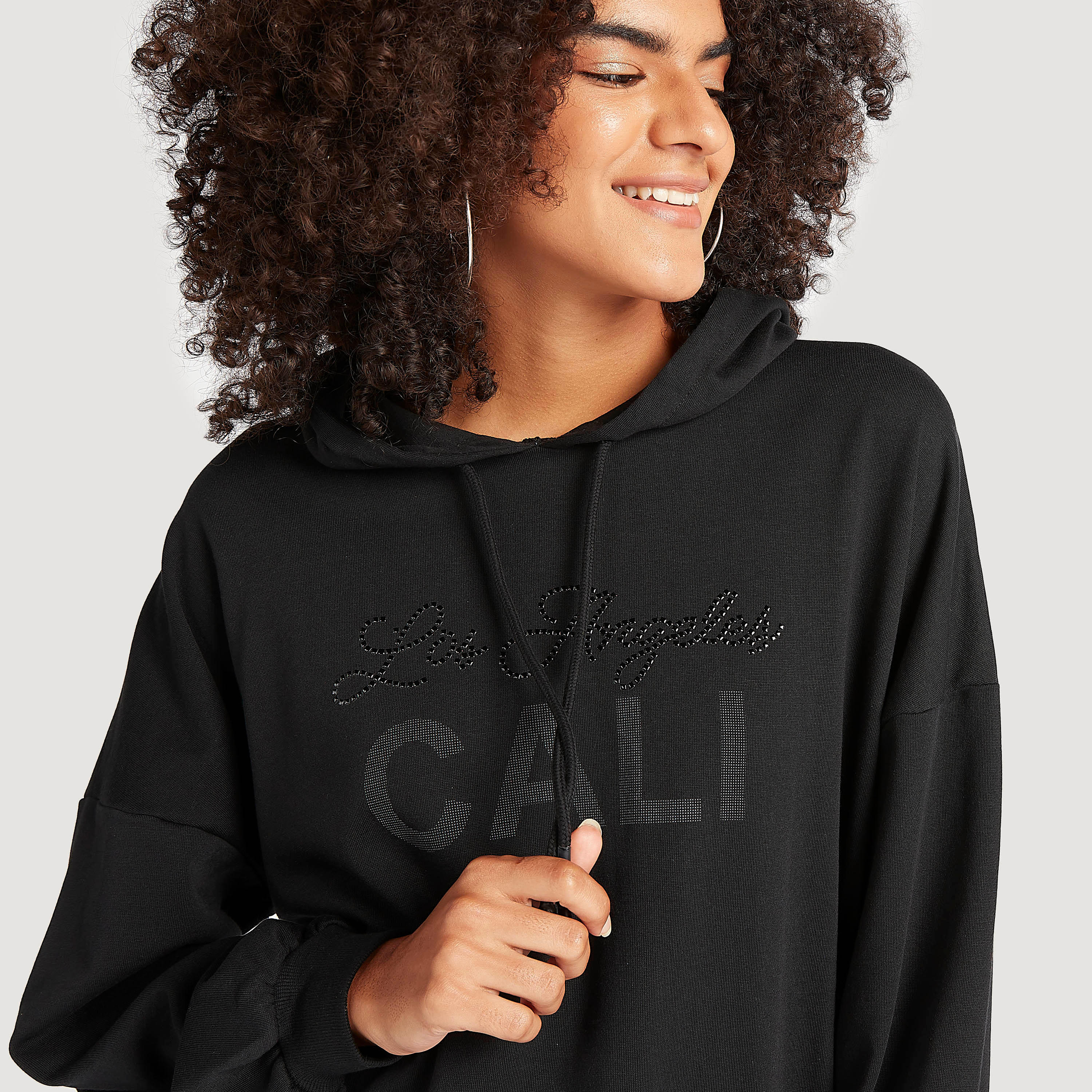 هودي بأكمام طويلة وجيوب كنغر وطبعات-women-winterwear-hoodiesandsweatshirts-hoodies-image-3