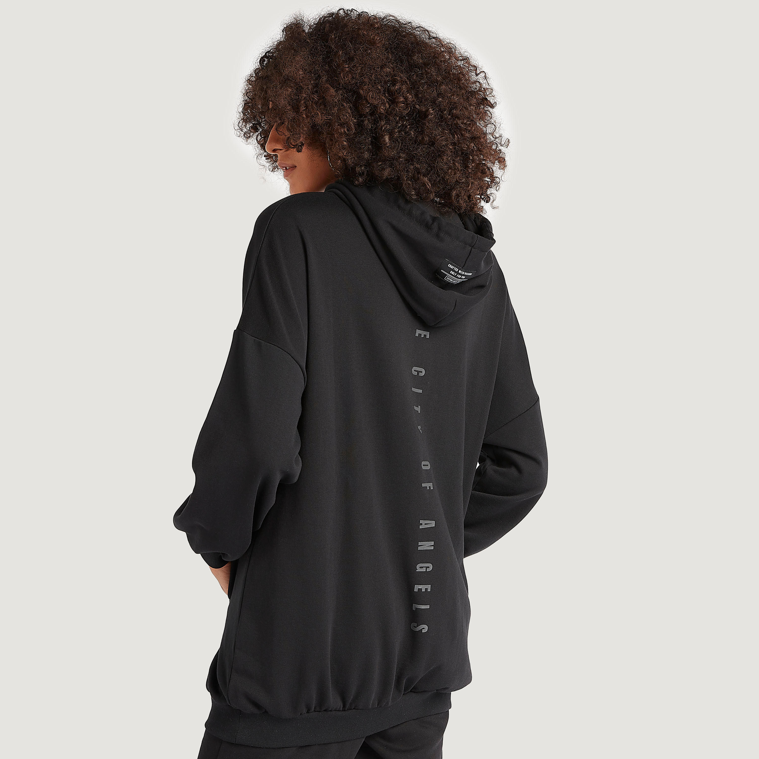 هودي بأكمام طويلة وجيوب كنغر وطبعات-women-winterwear-hoodiesandsweatshirts-hoodies-image-4