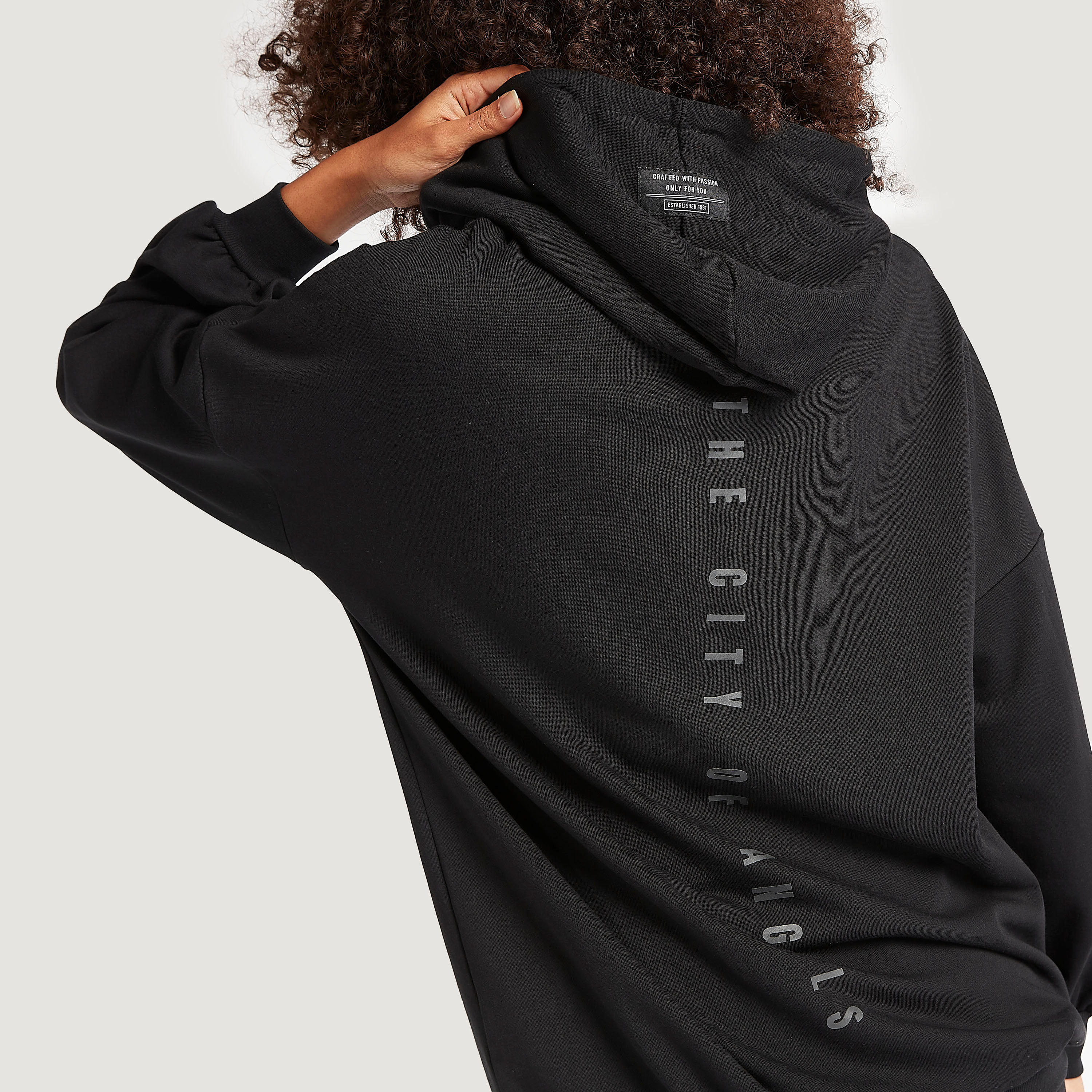 هودي بأكمام طويلة وجيوب كنغر وطبعات-women-winterwear-hoodiesandsweatshirts-hoodies-image-5