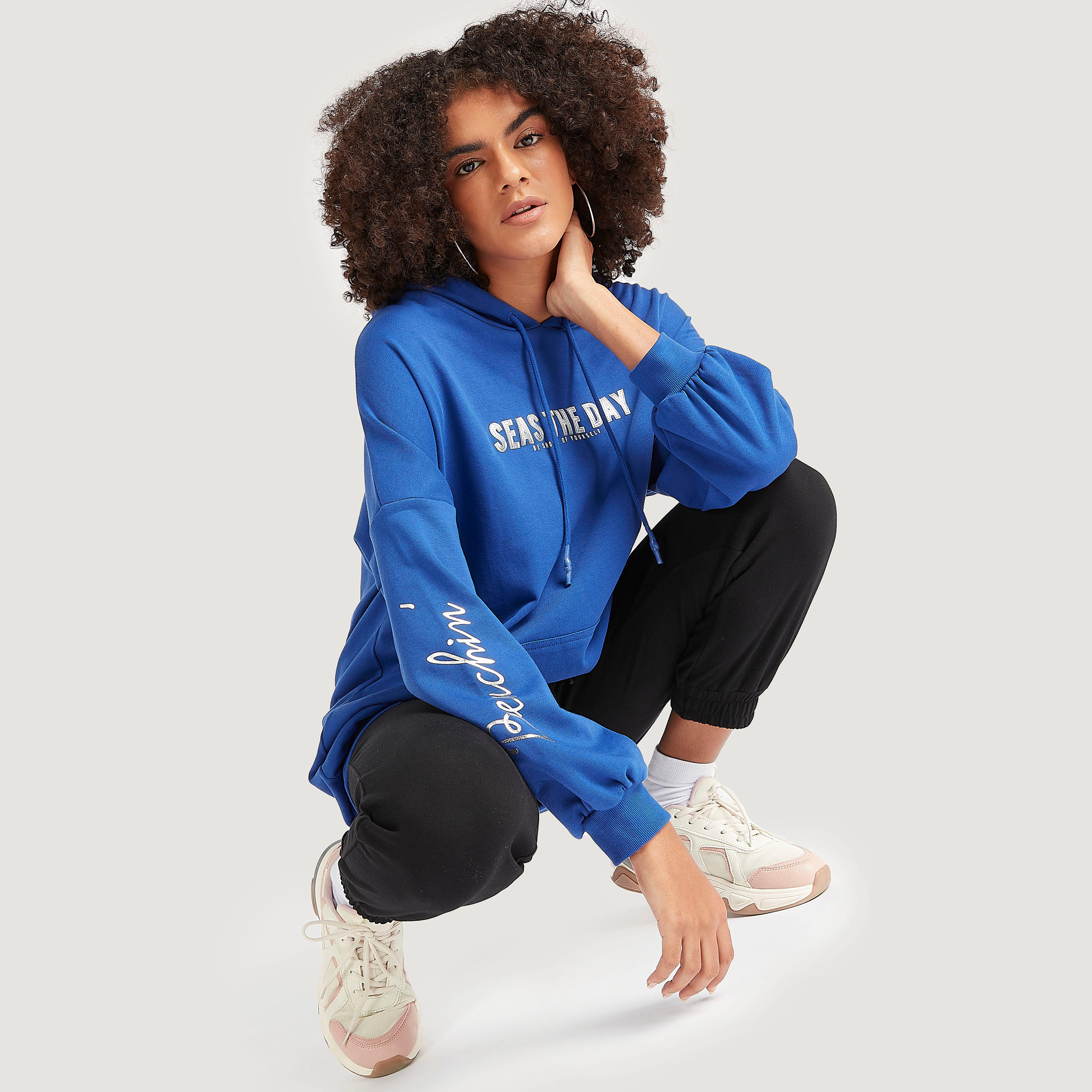 هودي بأكمام طويلة وجيوب كنغر وطبعات-women-winterwear-hoodiesandsweatshirts-hoodies-image-1