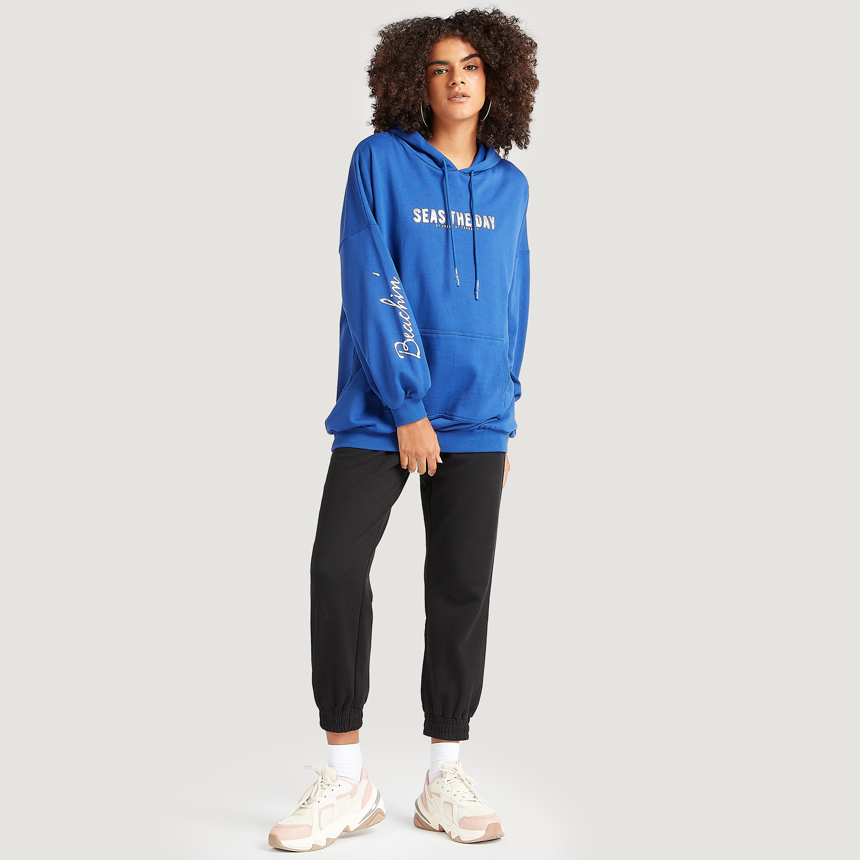 هودي بأكمام طويلة وجيوب كنغر وطبعات-women-winterwear-hoodiesandsweatshirts-hoodies-image-2