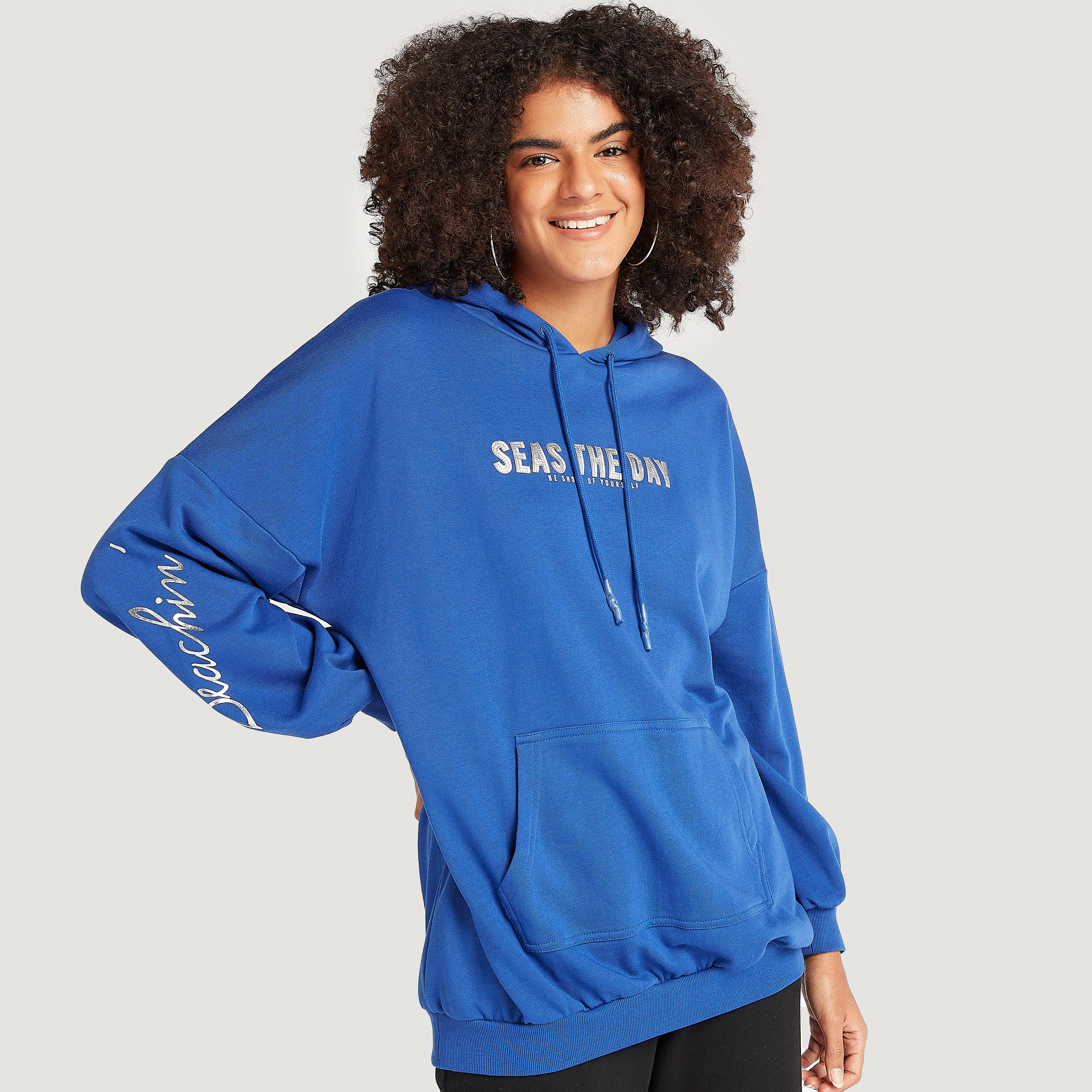 هودي بأكمام طويلة وجيوب كنغر وطبعات-women-winterwear-hoodiesandsweatshirts-hoodies-image-3
