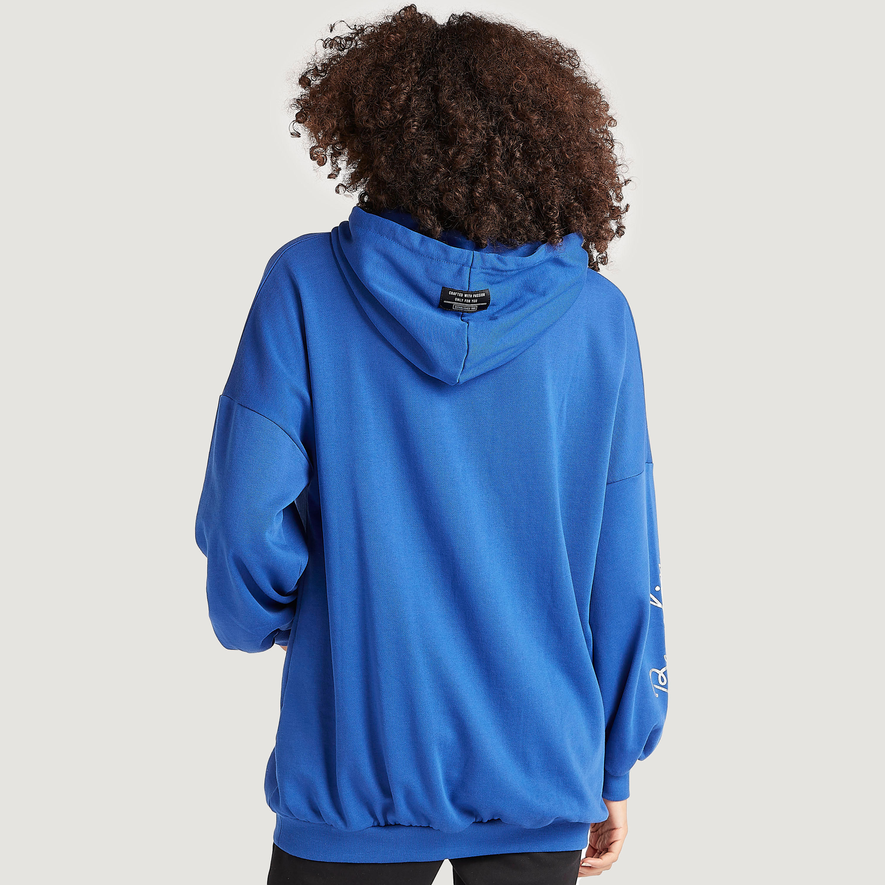 هودي بأكمام طويلة وجيوب كنغر وطبعات-women-winterwear-hoodiesandsweatshirts-hoodies-image-4