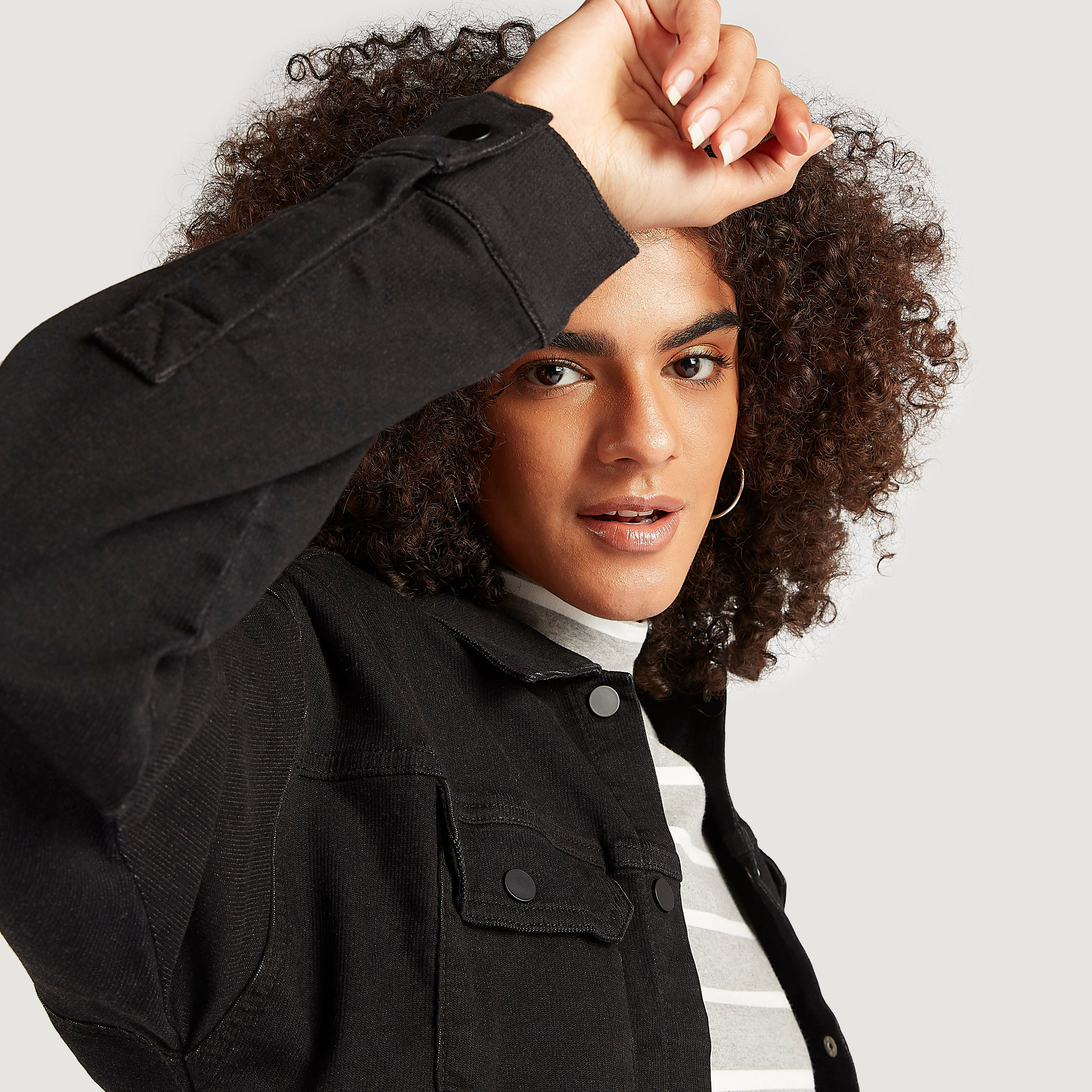 جاكيت تراكر دنيم مضلّعة بجيوب بطيّة وزر إغلاق-women-winterwear-coatsandjackets-jackets-image-4