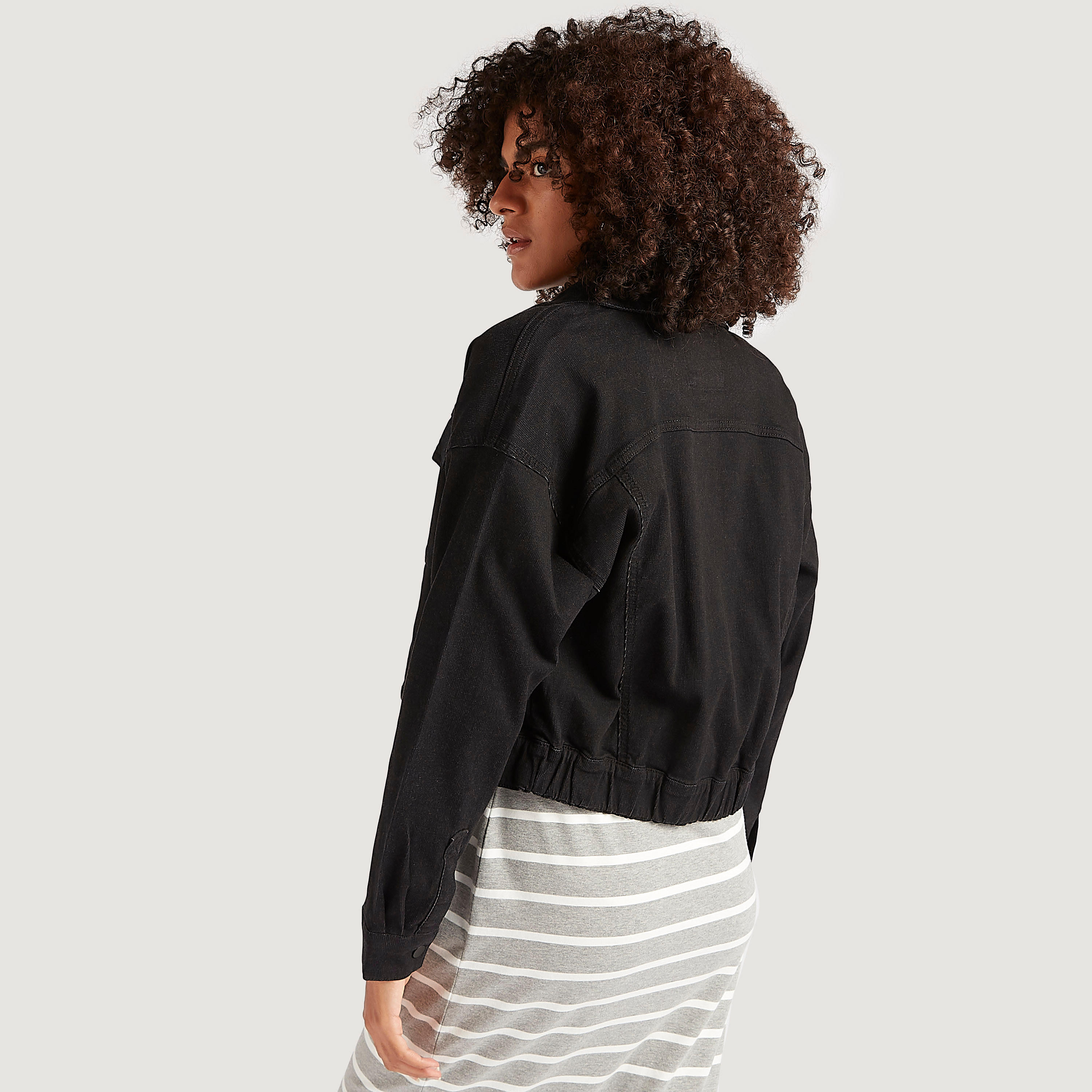 جاكيت تراكر دنيم مضلّعة بجيوب بطيّة وزر إغلاق-women-winterwear-coatsandjackets-jackets-image-3