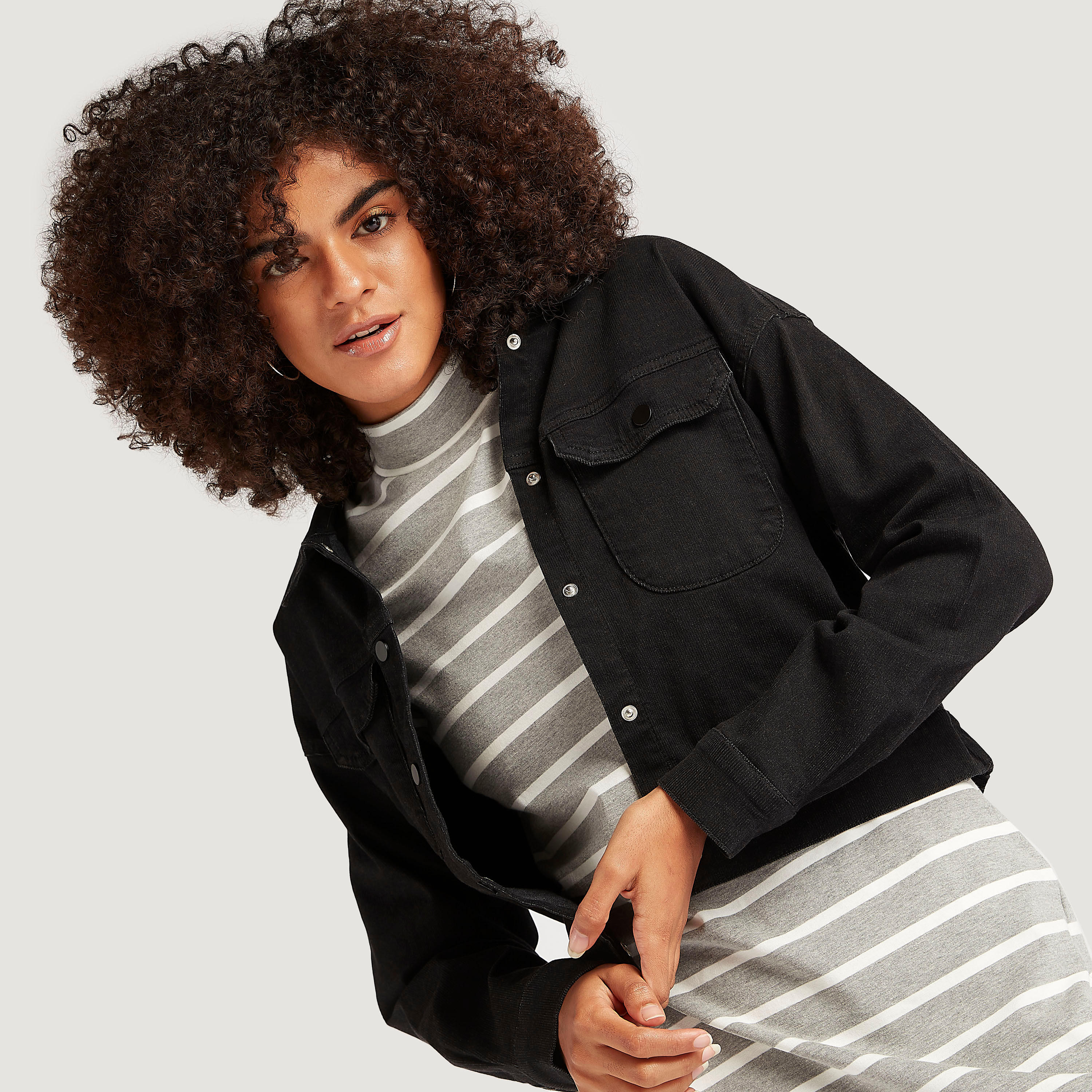 جاكيت تراكر دنيم مضلّعة بجيوب بطيّة وزر إغلاق-women-winterwear-coatsandjackets-jackets-image-2