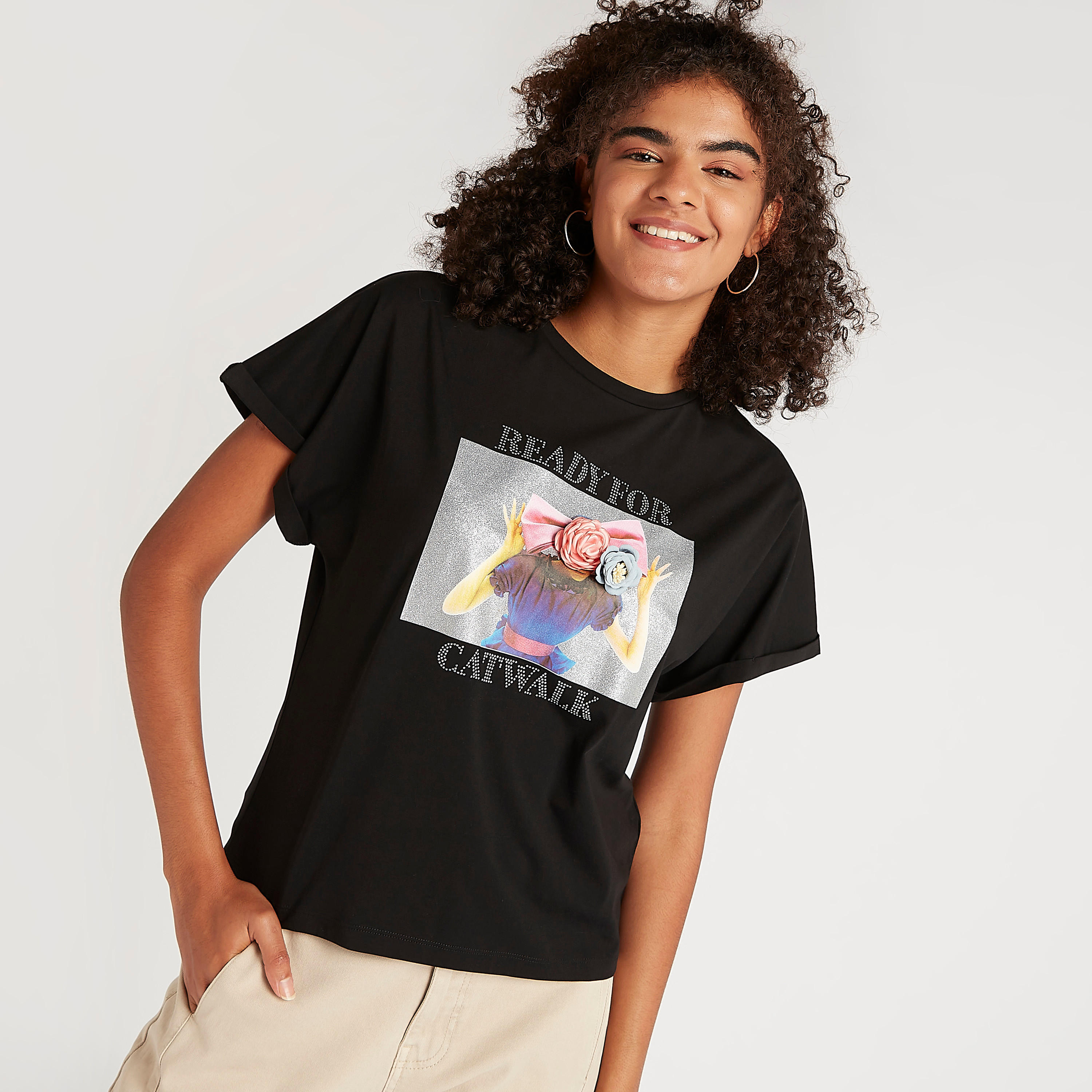 تيشيرت بياقة ضيّقة وأكمام قصيرة وطبعات-women-clothing-tshirts-image-1