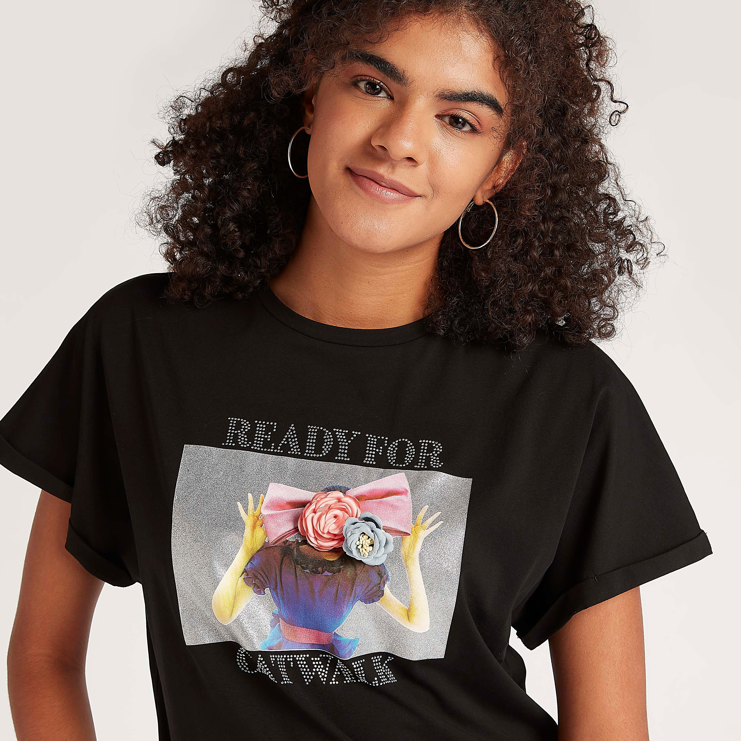 تيشيرت بياقة ضيّقة وأكمام قصيرة وطبعات-women-clothing-tshirts-image-3