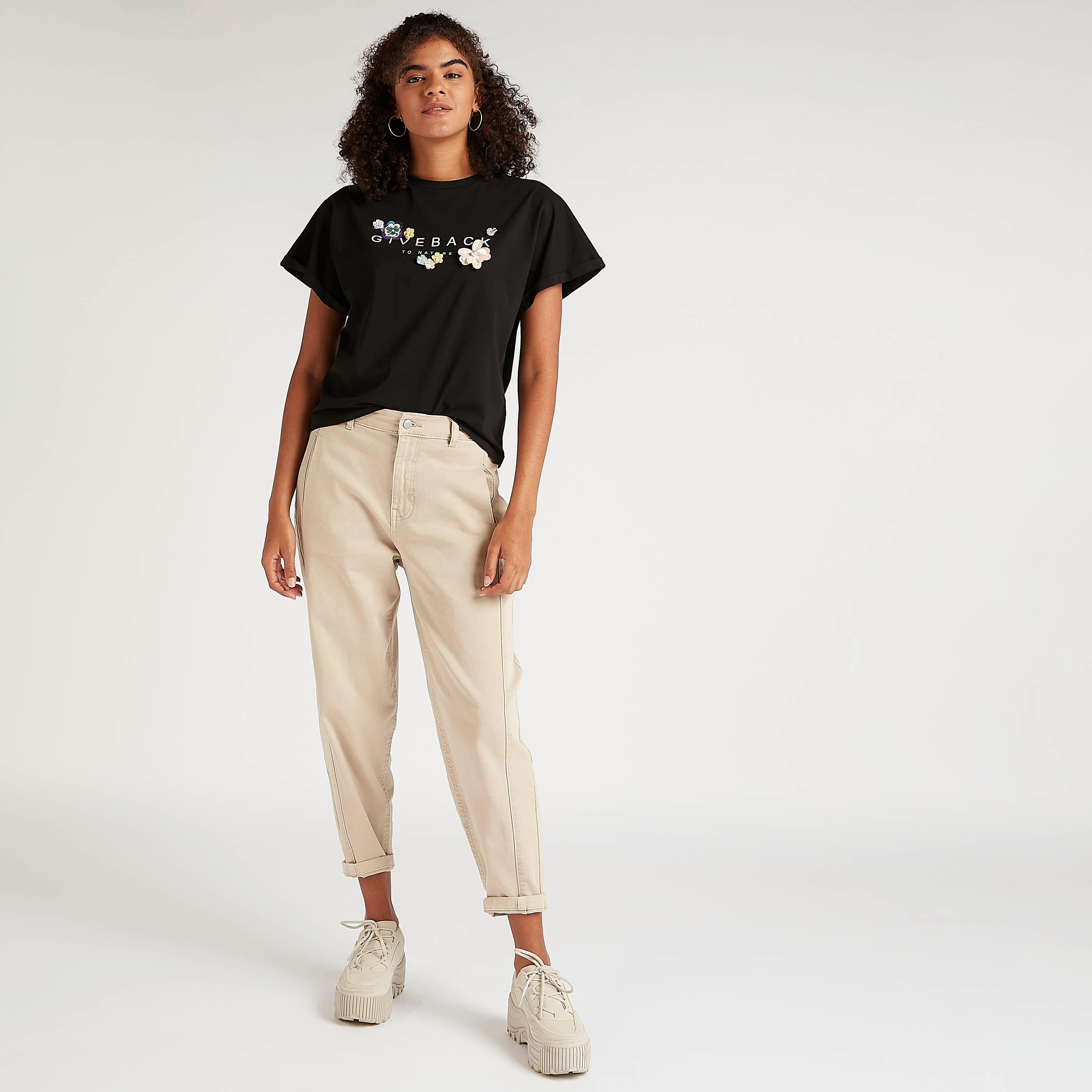تيشيرت بياقة ضيّقة وأكمام قصيرة وطبعات-women-clothing-tshirts-image-2