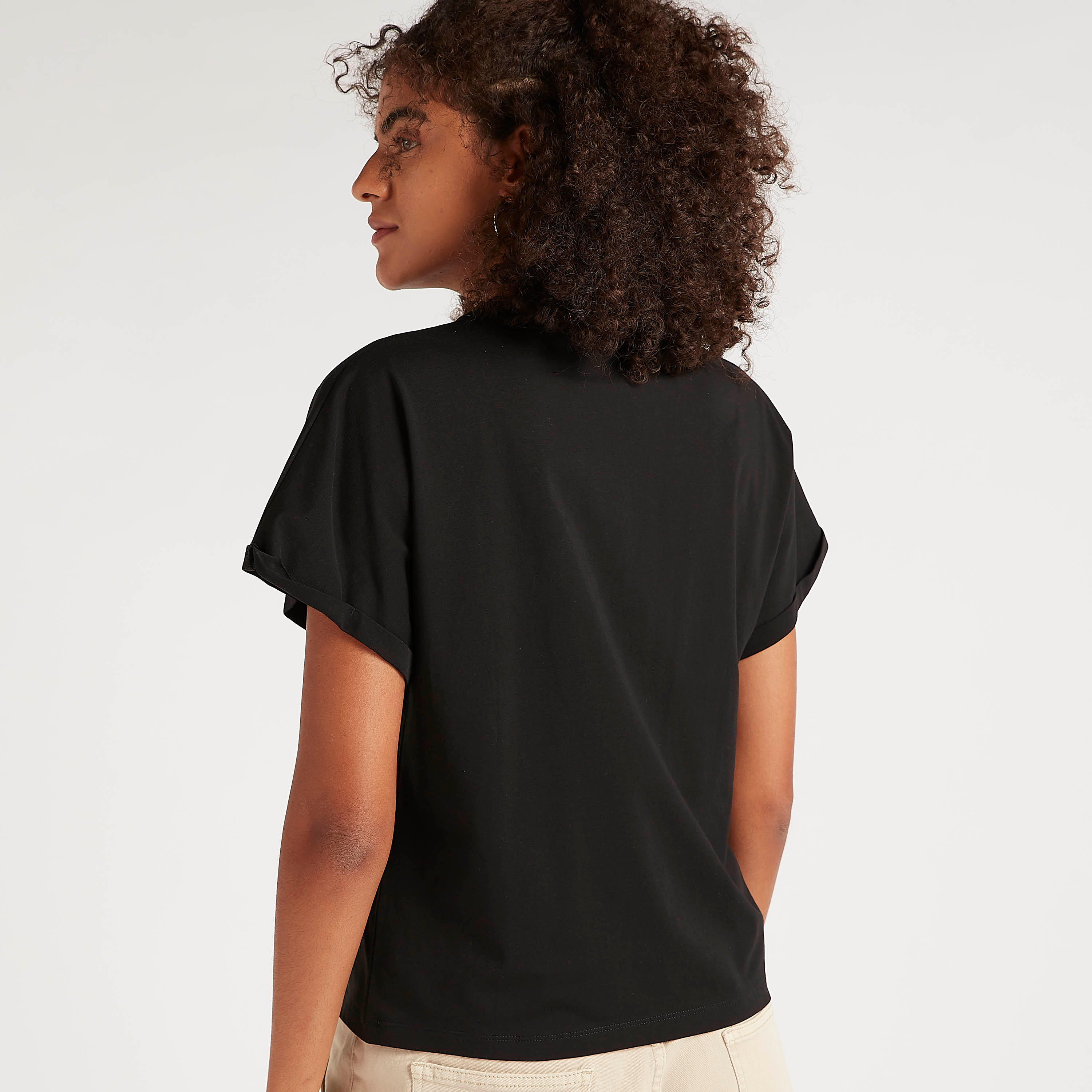 تيشيرت بياقة ضيّقة وأكمام قصيرة وطبعات-women-clothing-tshirts-image-4
