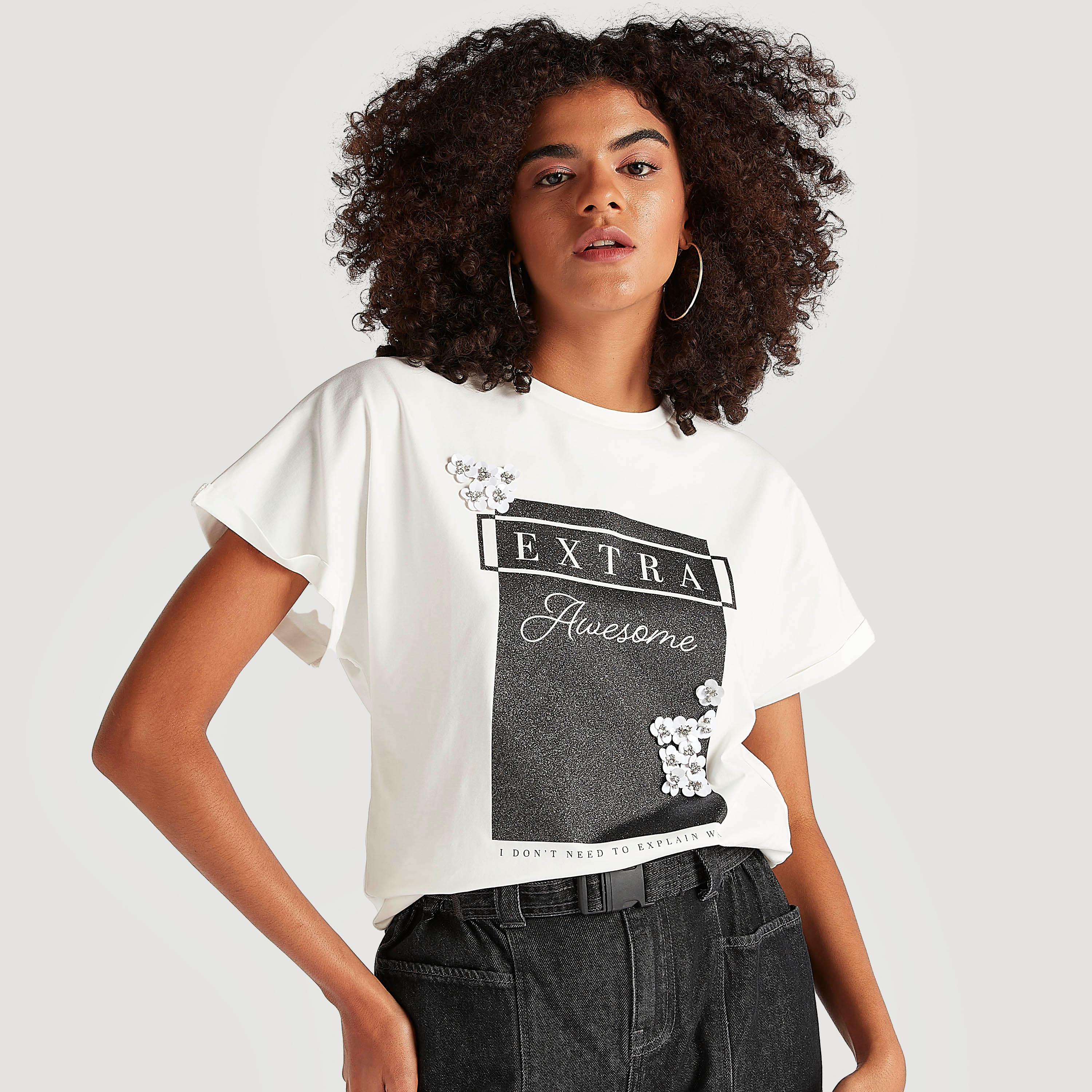 تيشيرت بياقة ضيقة وأكمام قصيرة وطبعات-women-clothing-tshirts-image-1