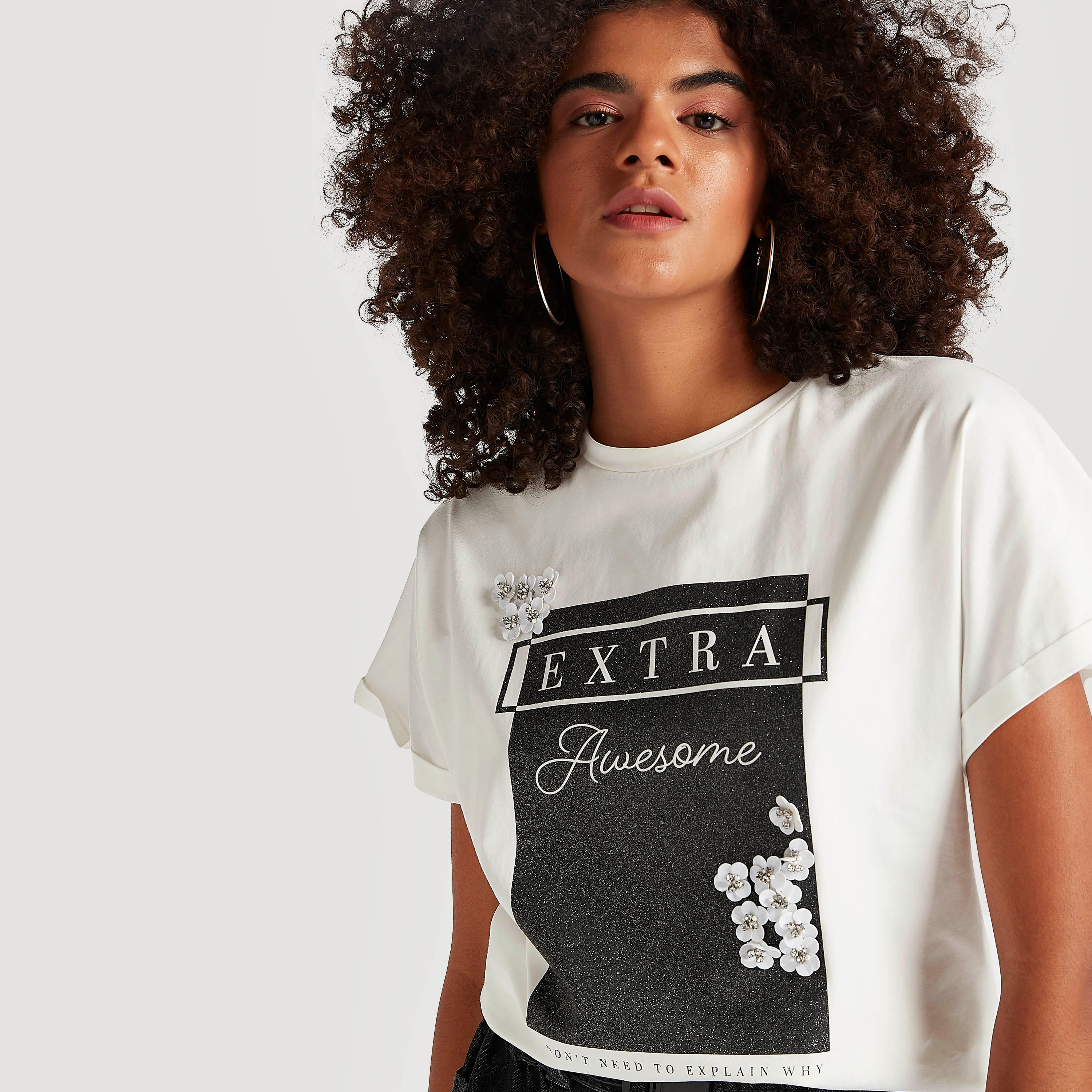 تيشيرت بياقة ضيقة وأكمام قصيرة وطبعات-women-clothing-tshirts-image-5