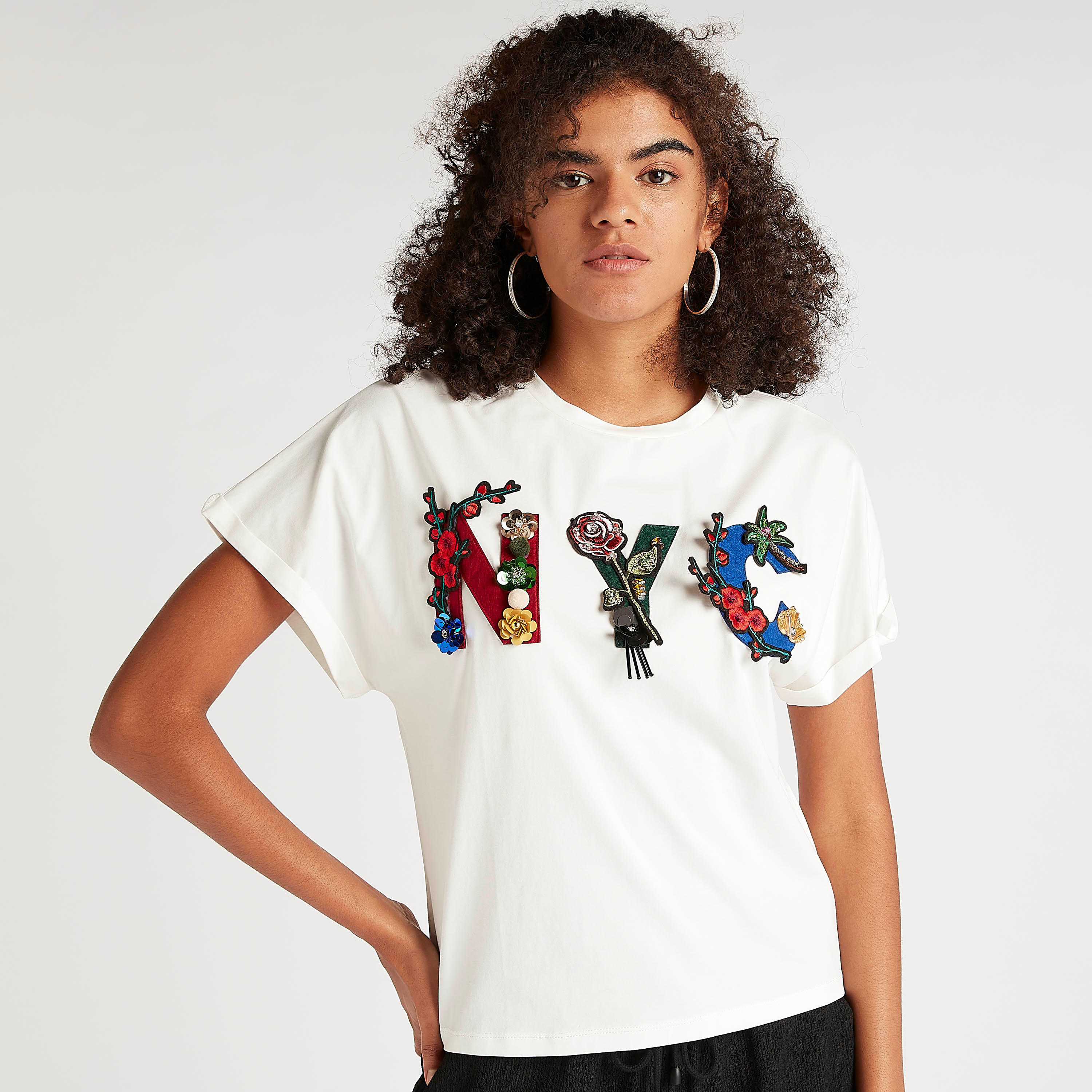 تيشيرت بياقة ضيّقة وأكمام قصيرة وتفاصيل مزخرفة-women-clothing-tshirts-image-1