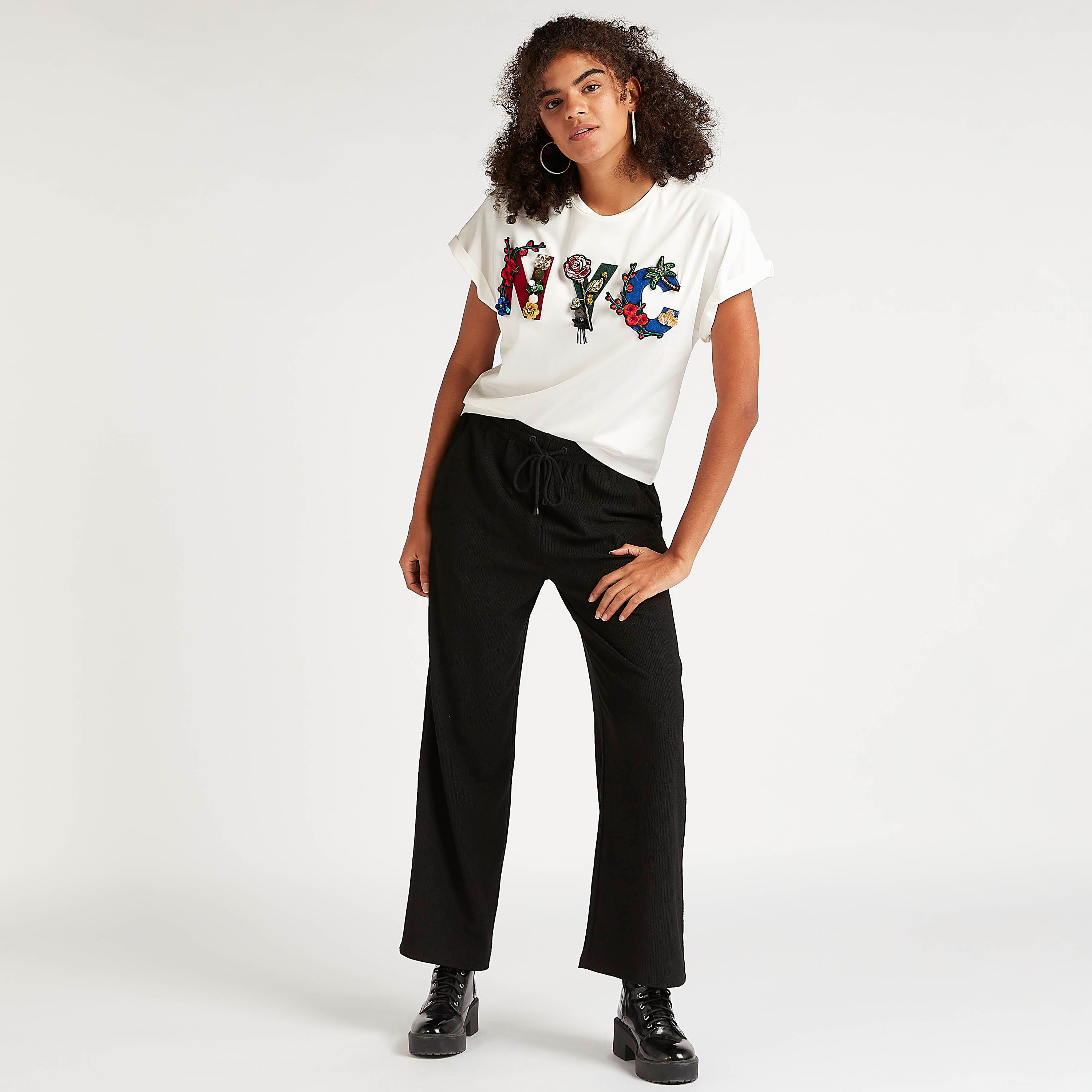 تيشيرت بياقة ضيّقة وأكمام قصيرة وتفاصيل مزخرفة-women-clothing-tshirts-image-2