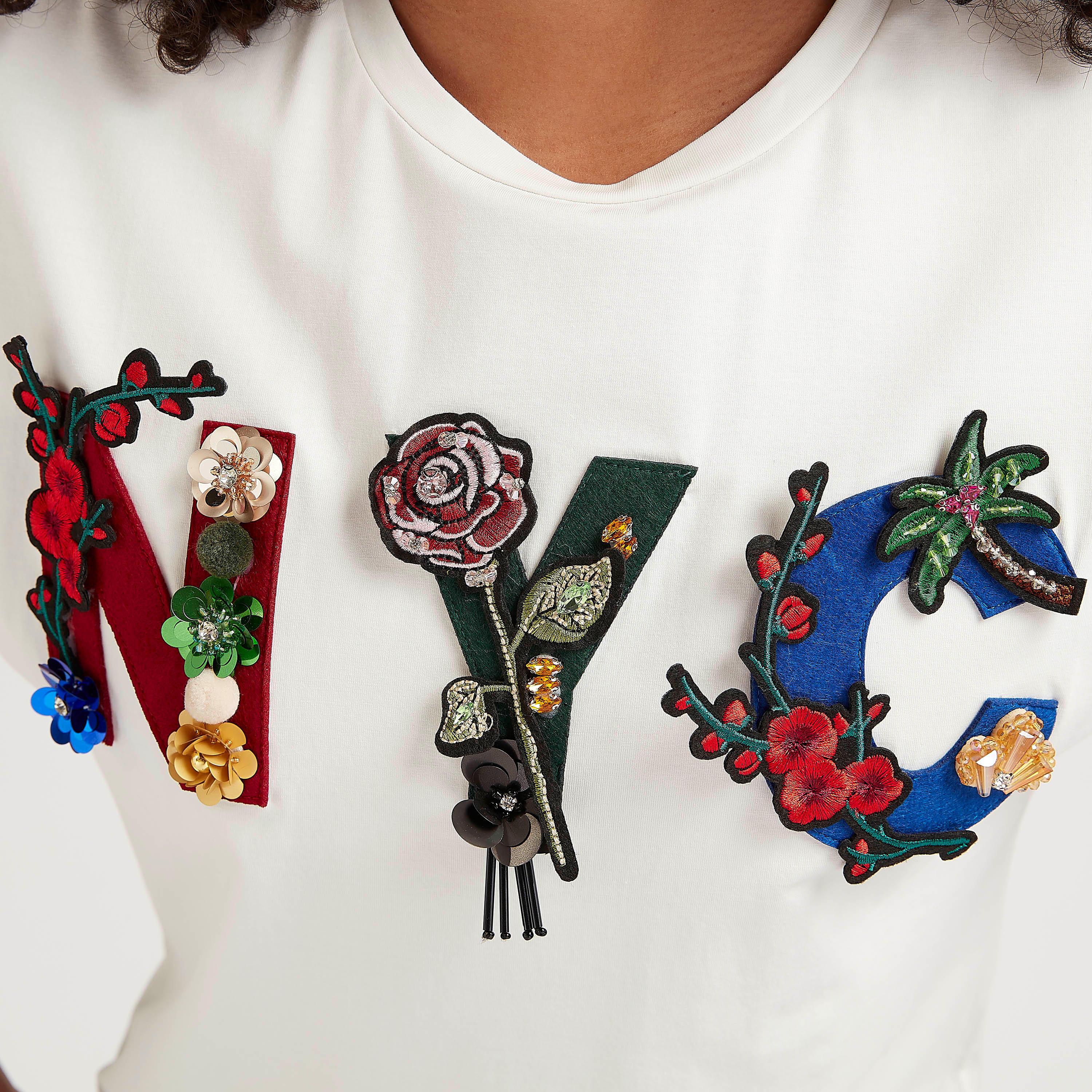 تيشيرت بياقة ضيّقة وأكمام قصيرة وتفاصيل مزخرفة-women-clothing-tshirts-image-3