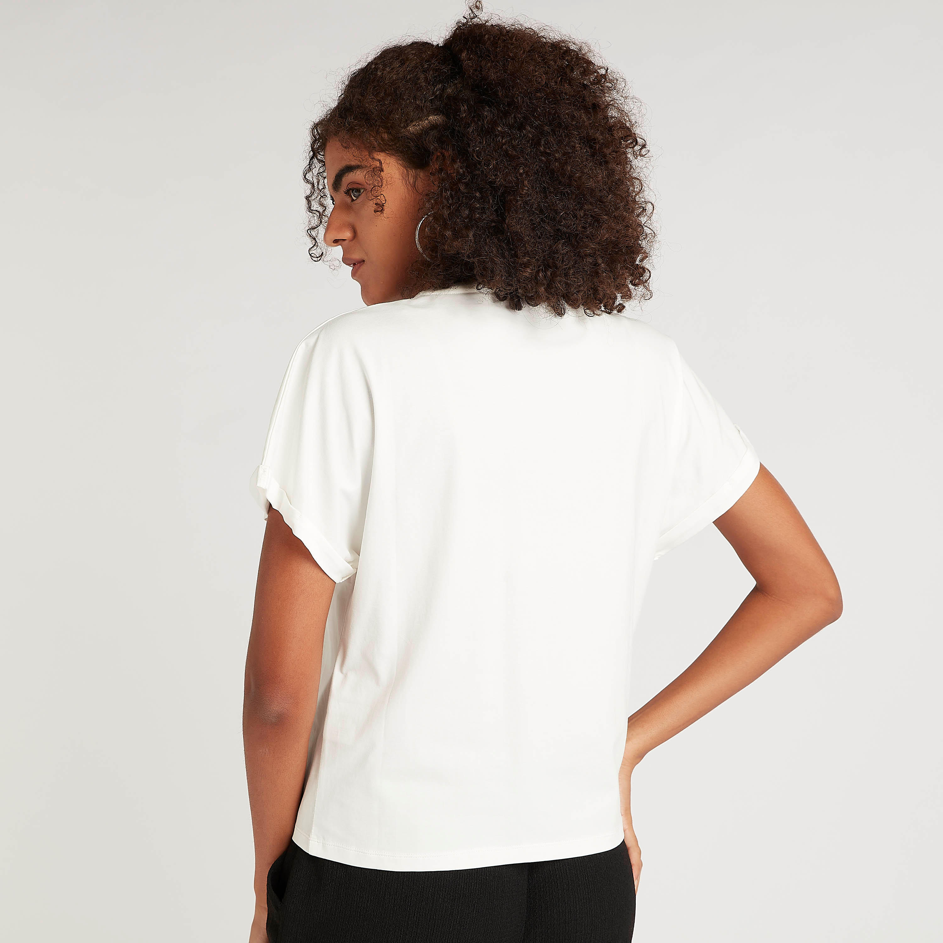 تيشيرت بياقة ضيّقة وأكمام قصيرة وتفاصيل مزخرفة-women-clothing-tshirts-image-4