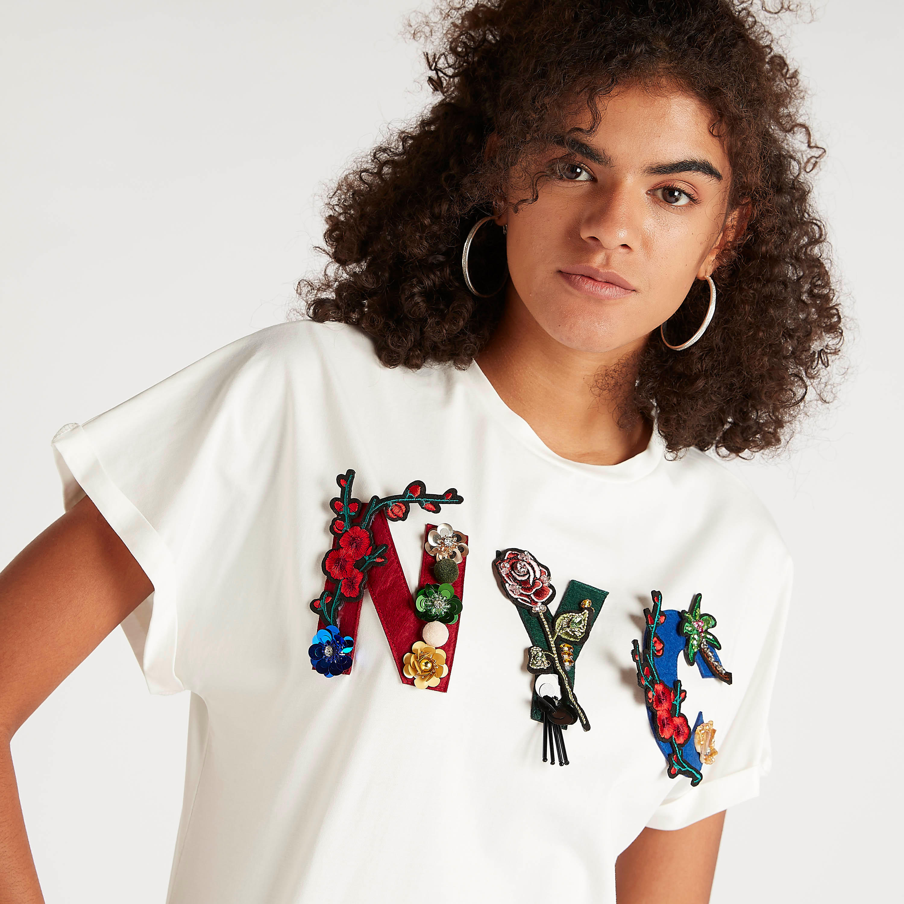 تيشيرت بياقة ضيّقة وأكمام قصيرة وتفاصيل مزخرفة-women-clothing-tshirts-image-5