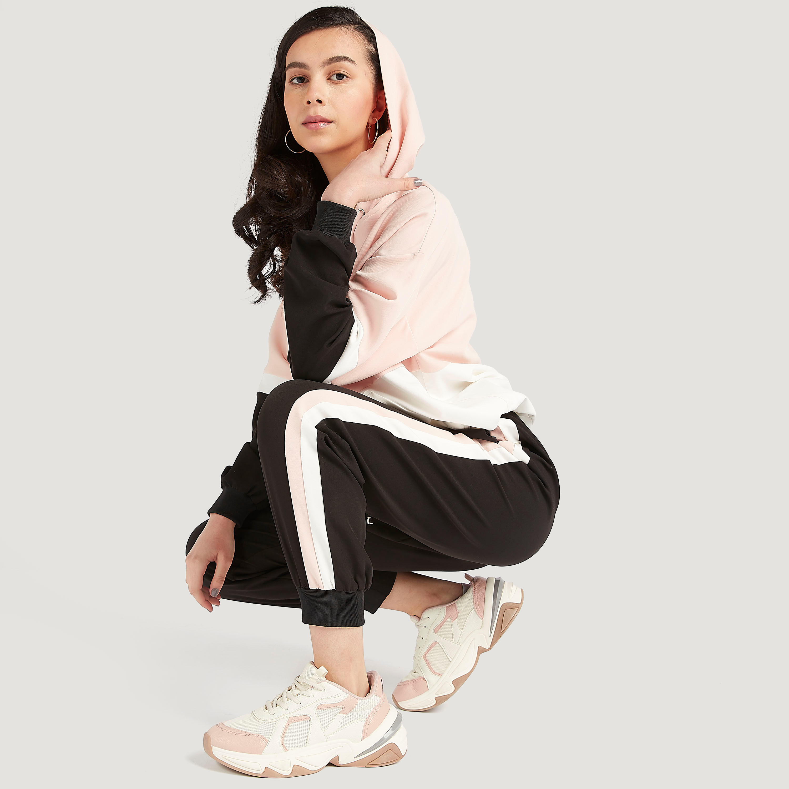هودي بتفاصيل سحاب وأطراف برباط وجيب كنغر-women-winterwear-hoodiesandsweatshirts-hoodies-image-5